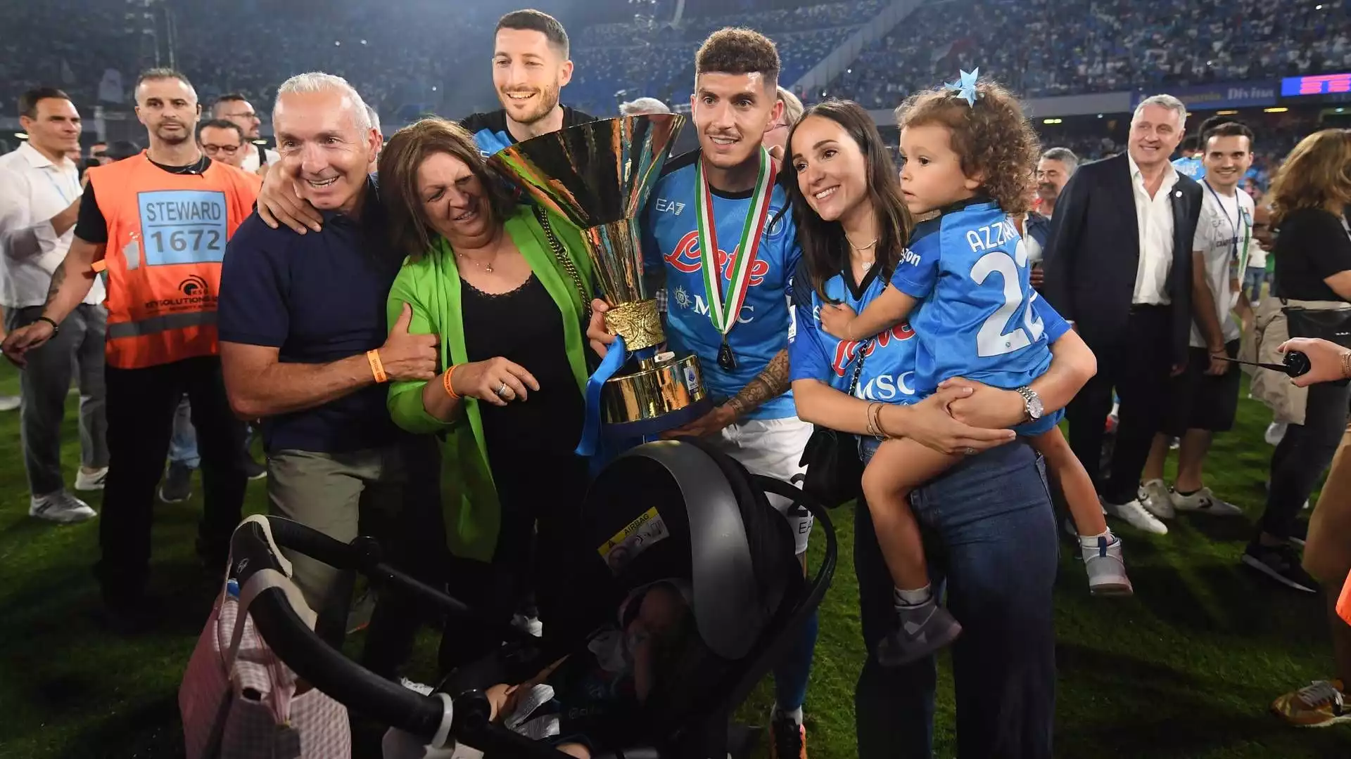 Foto di famiglia per Di Lorenzo con la coppa