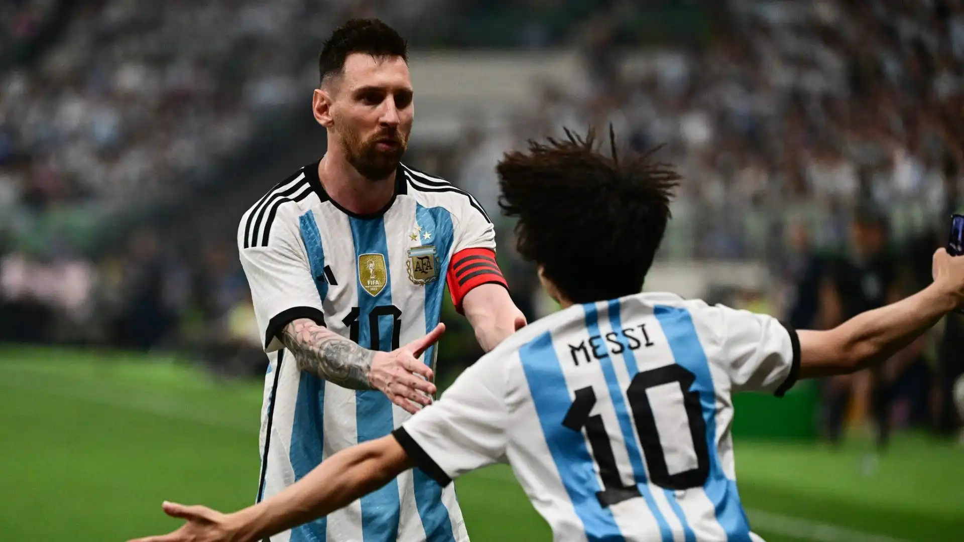 Durante l'amichevole Argentina-Australia, un giovane tifoso si è fiondato in campo
