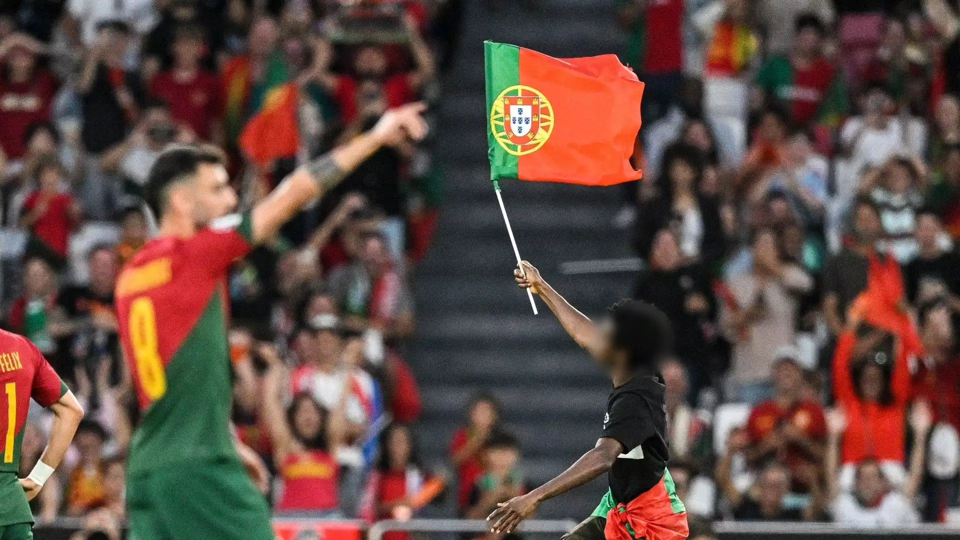 Brandendo una bandiera del Portogallo il ragazzo si è fiondato sul terreno di gioco