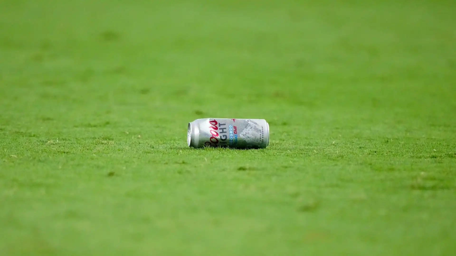 Un tifoso ha anche lanciato una lattina semipiena di birra in campo. Fortunatamente non ha colpito nessuno. Un gesto insensato