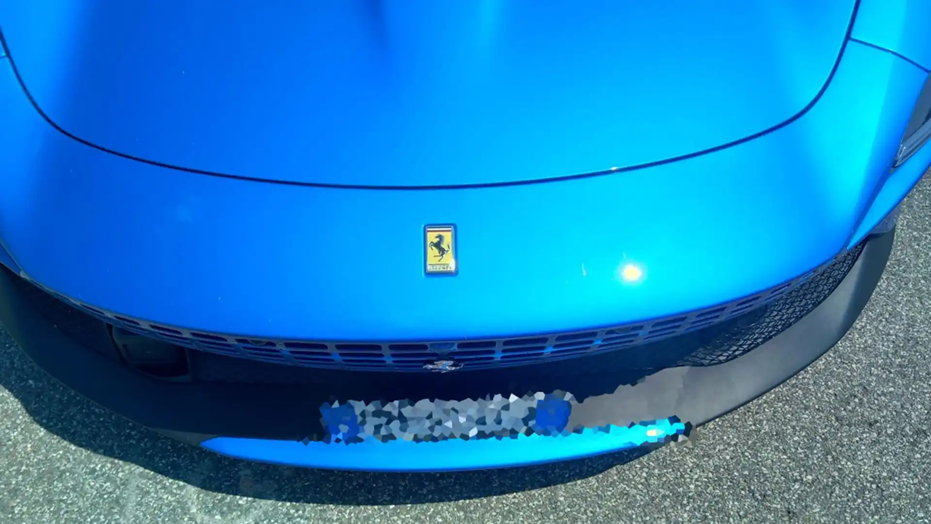 Anche in blu le Ferrari hanno il loro fascino