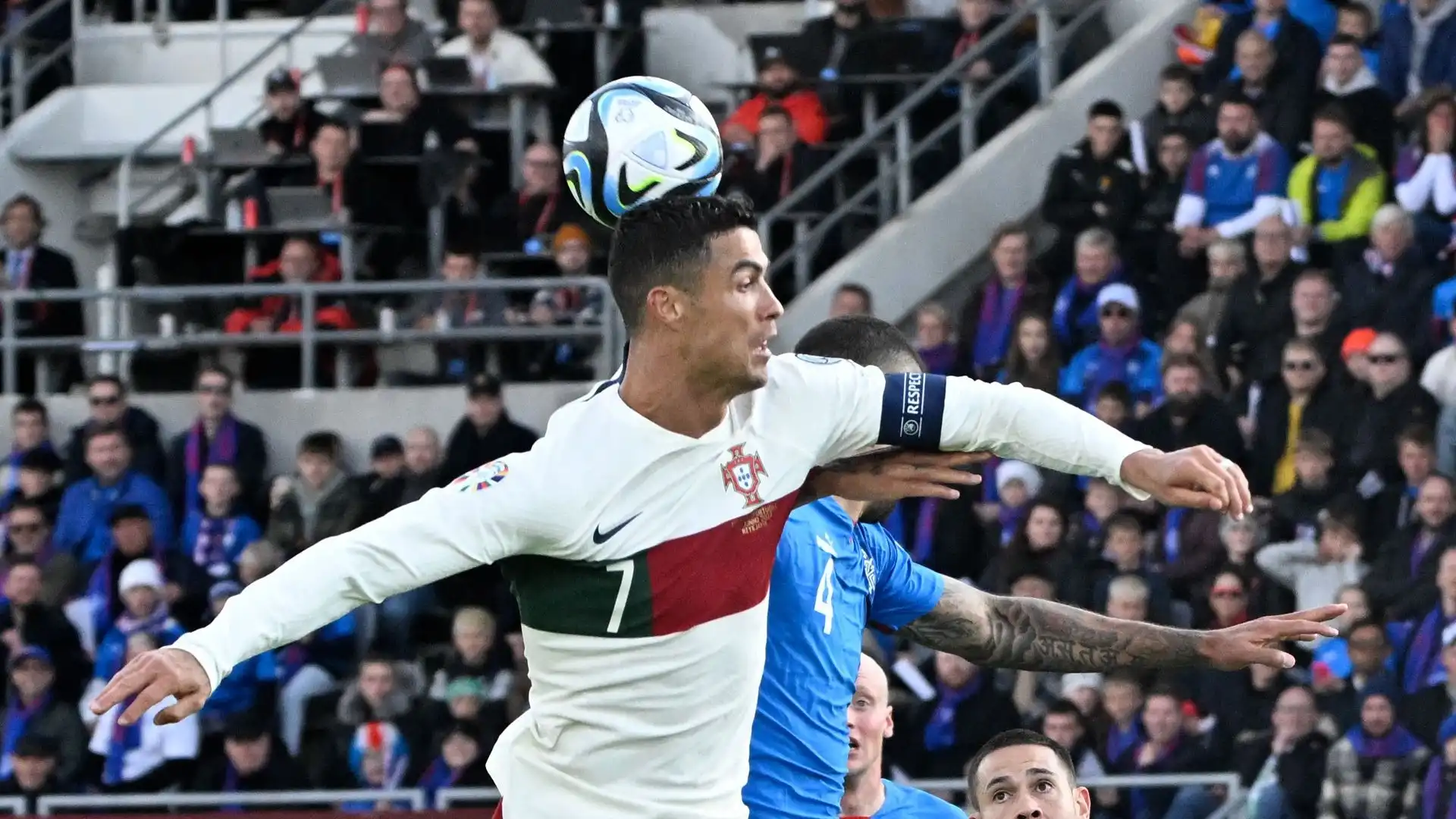 Per Cristiano Ronaldo anche duelli aerei persi contro gli aitanti difensori di casa