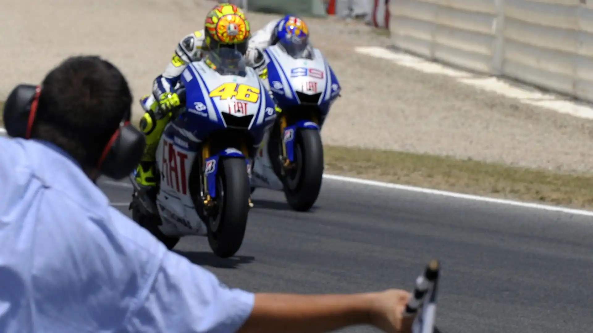 Contro Jorge Lorenzo al Montmelò 2009: il fantastico duello tra le due Yamaha si conclude con la spettacolare zampata del Dottore all'ultima curva