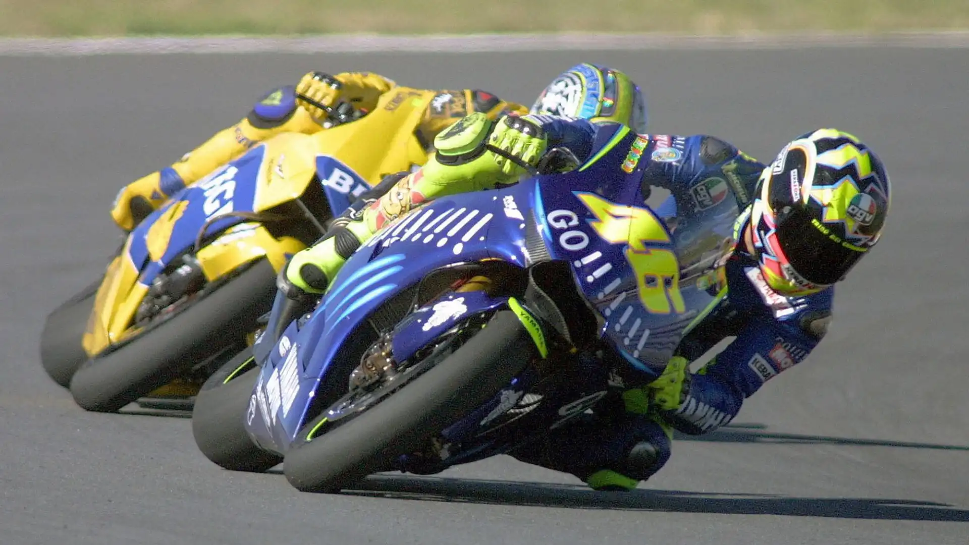 Contro Max Biaggi a Welkom nel 2004: Valentino ottiene la sua storica prima vittoria con la Yamaha sorpassando il Corsaro al penultimo giro
