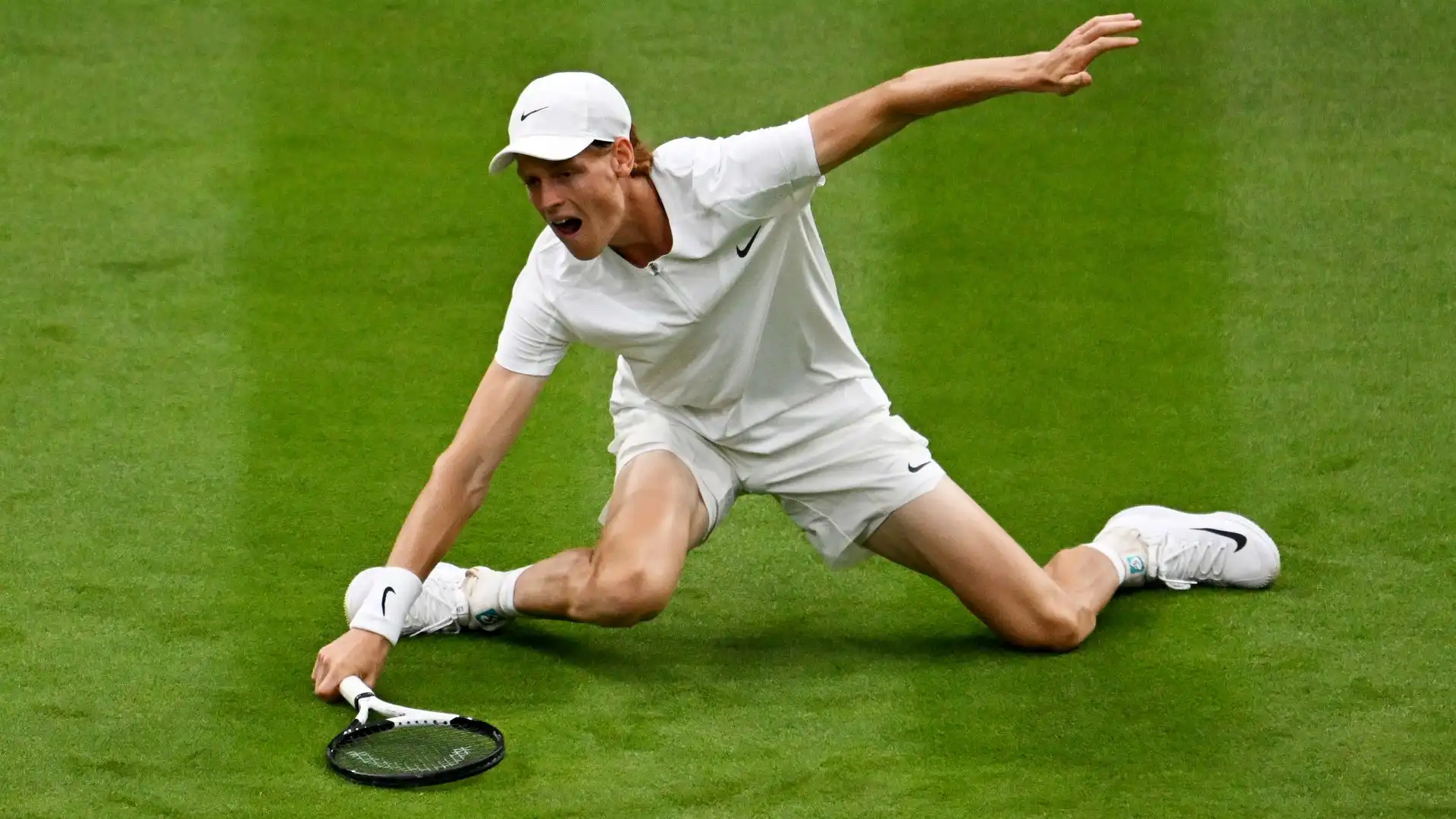 Sull'erba di Wimbledon Jannik Sinner ha mostrato a tutti la sua grande snodabilità