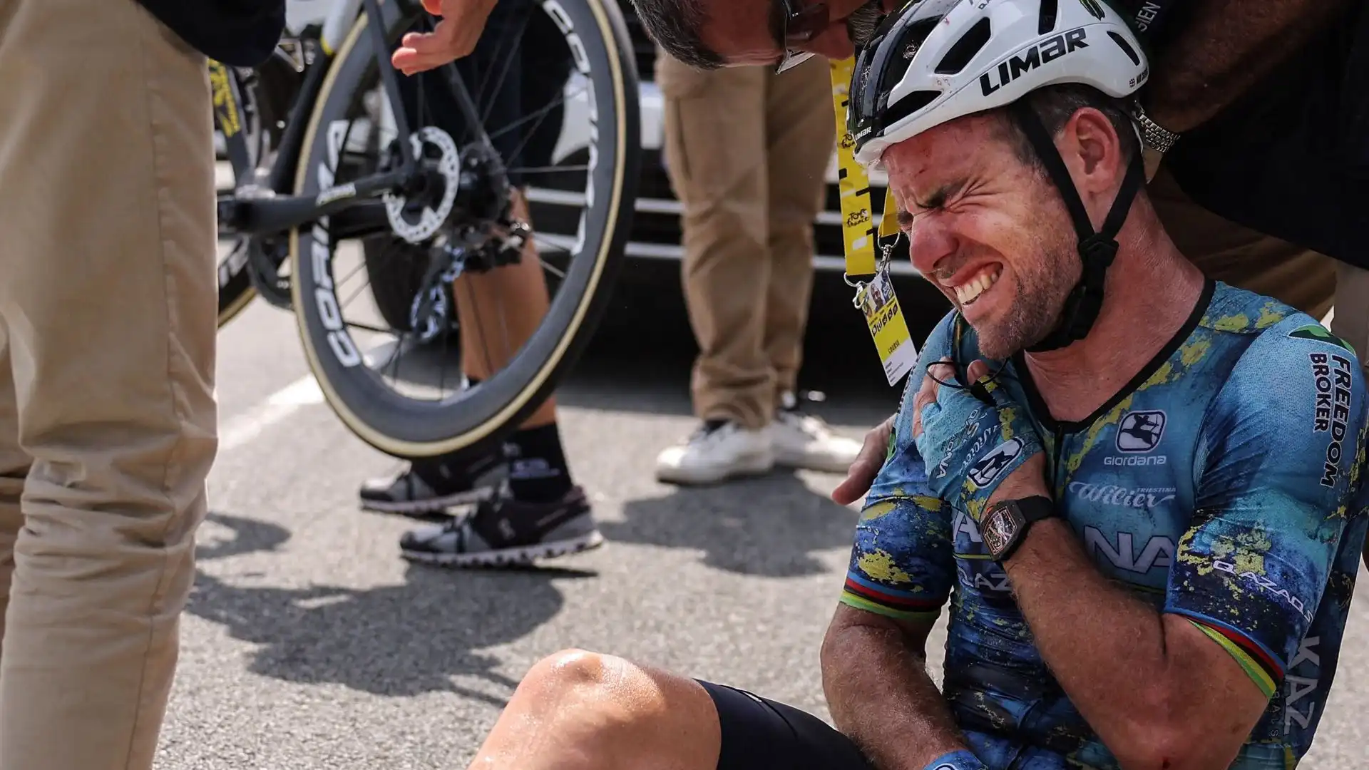 Si è concluso anzitempo e nella maniera più brutta il Tour de France 2023 di Mark Cavendish