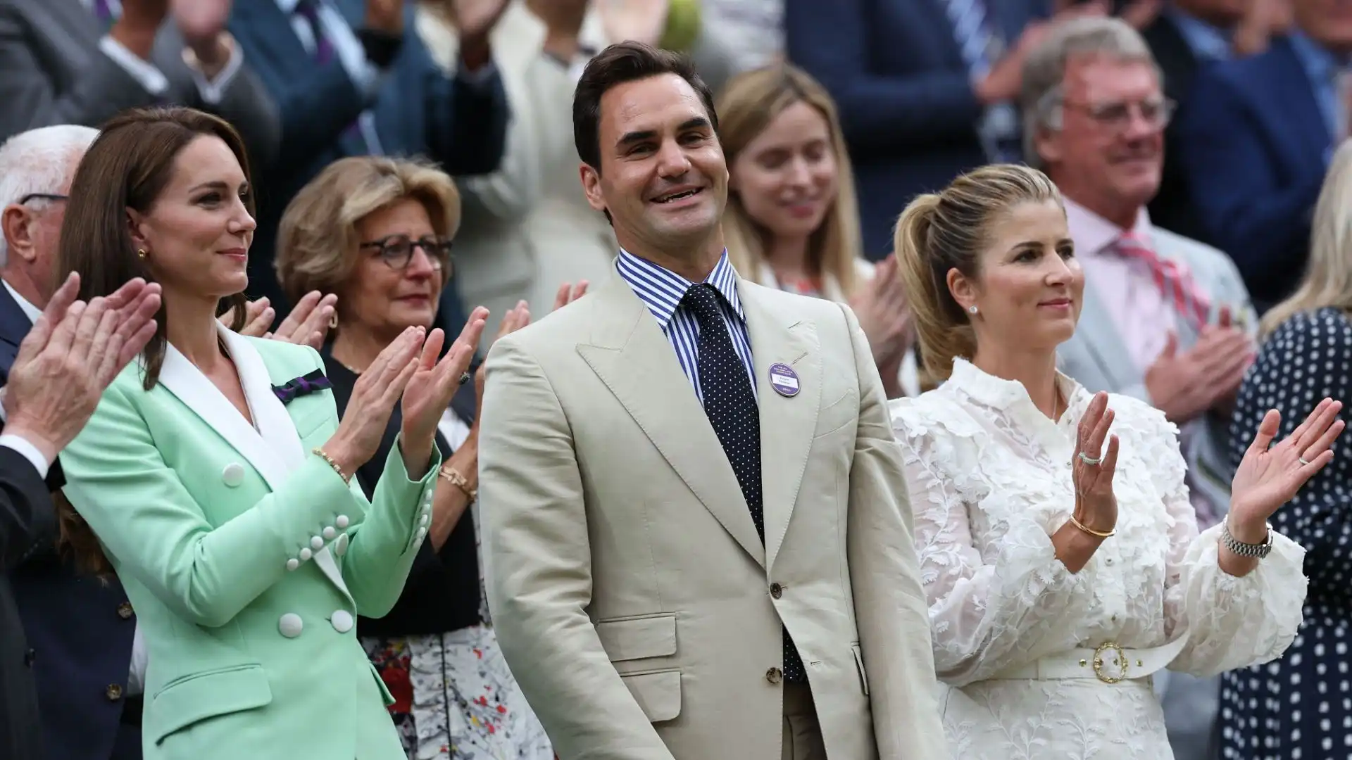 Elengantissimo, Federer si è seduto in tribuna d'onore al Centrale, nei posti di solito riservati alla Famiglia Reale