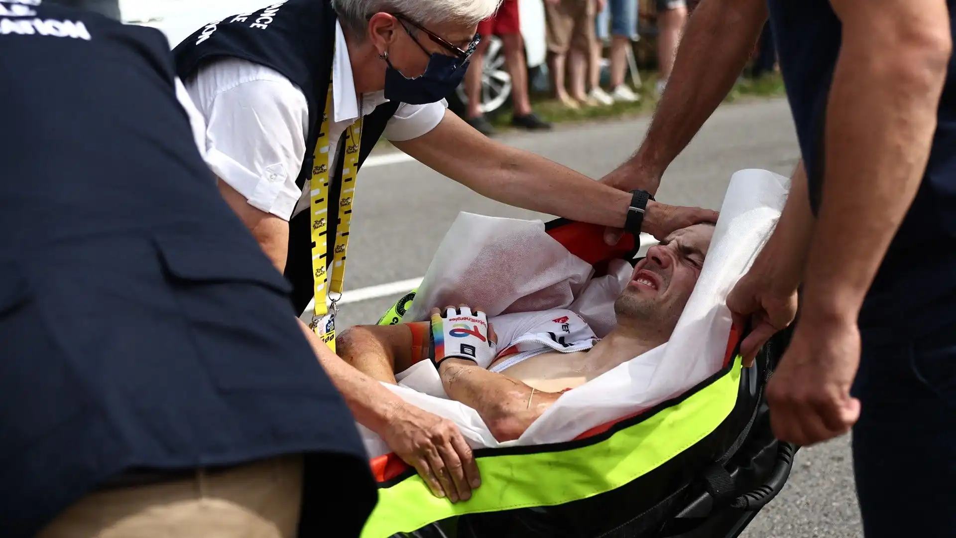 Il ciclista della TotalEnergies è finito a terra nella maxi caduta che ha visto coinvolti anche Mikel Landa e Simon Yates