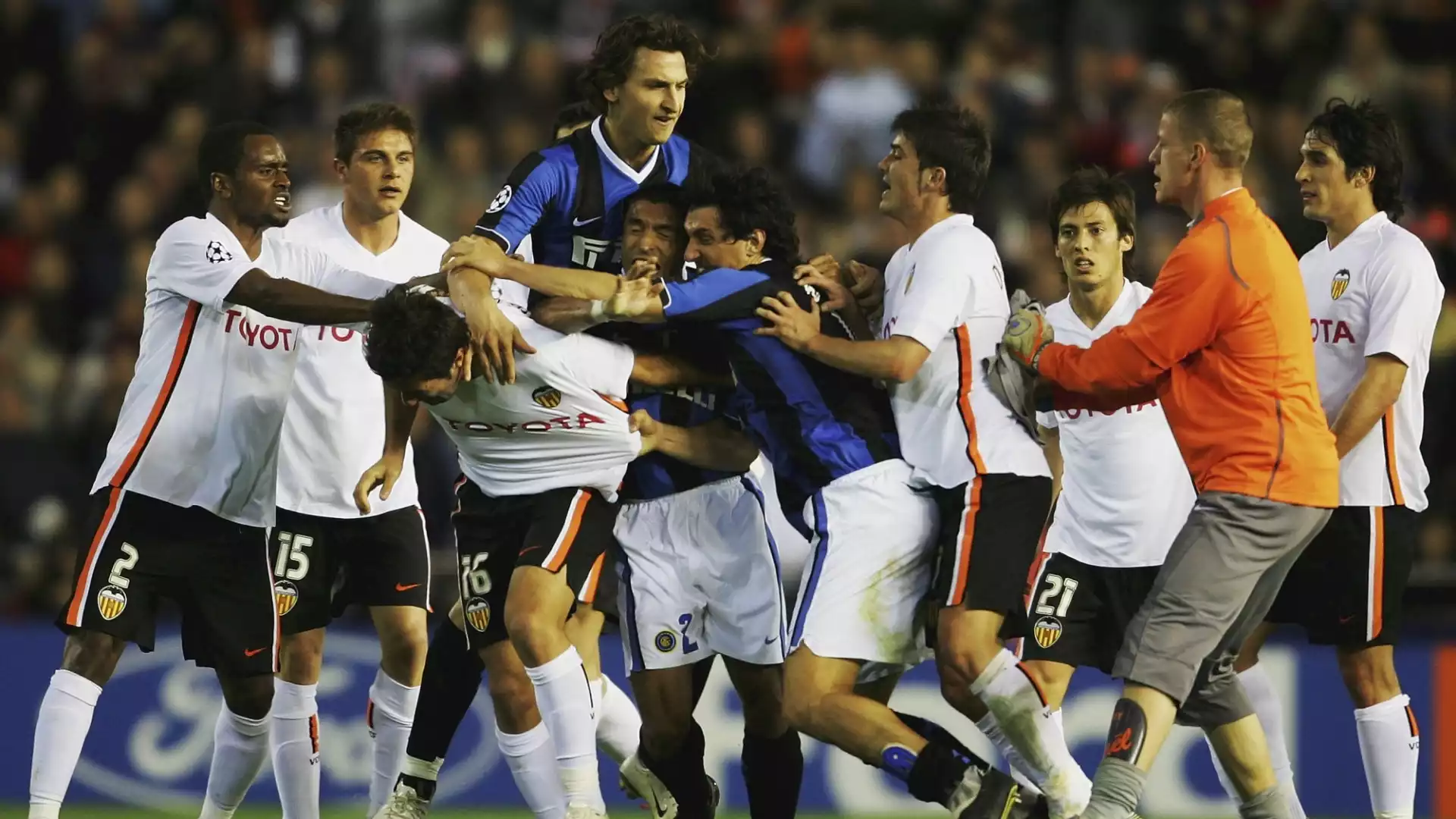 Valencia-Inter del 2007: la memorabile rissa nel finale della partita di Champions resterà negli annali, tutti contro tutti