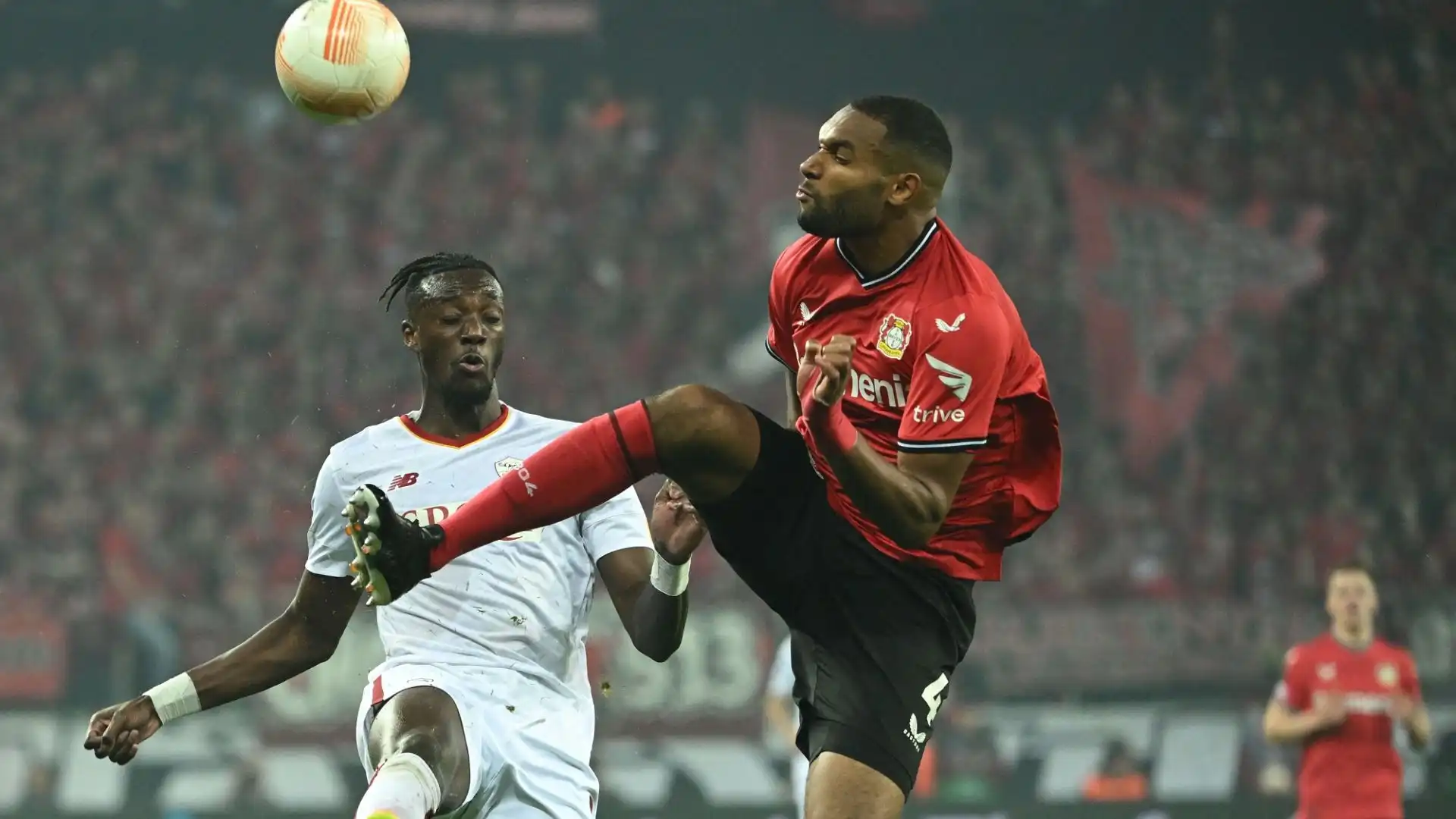 Jonathan Tah (Bayer Leverkusen): colosso di quasi due metri, è seguito da tempo dai partenopei ma la pista si è raffreddata