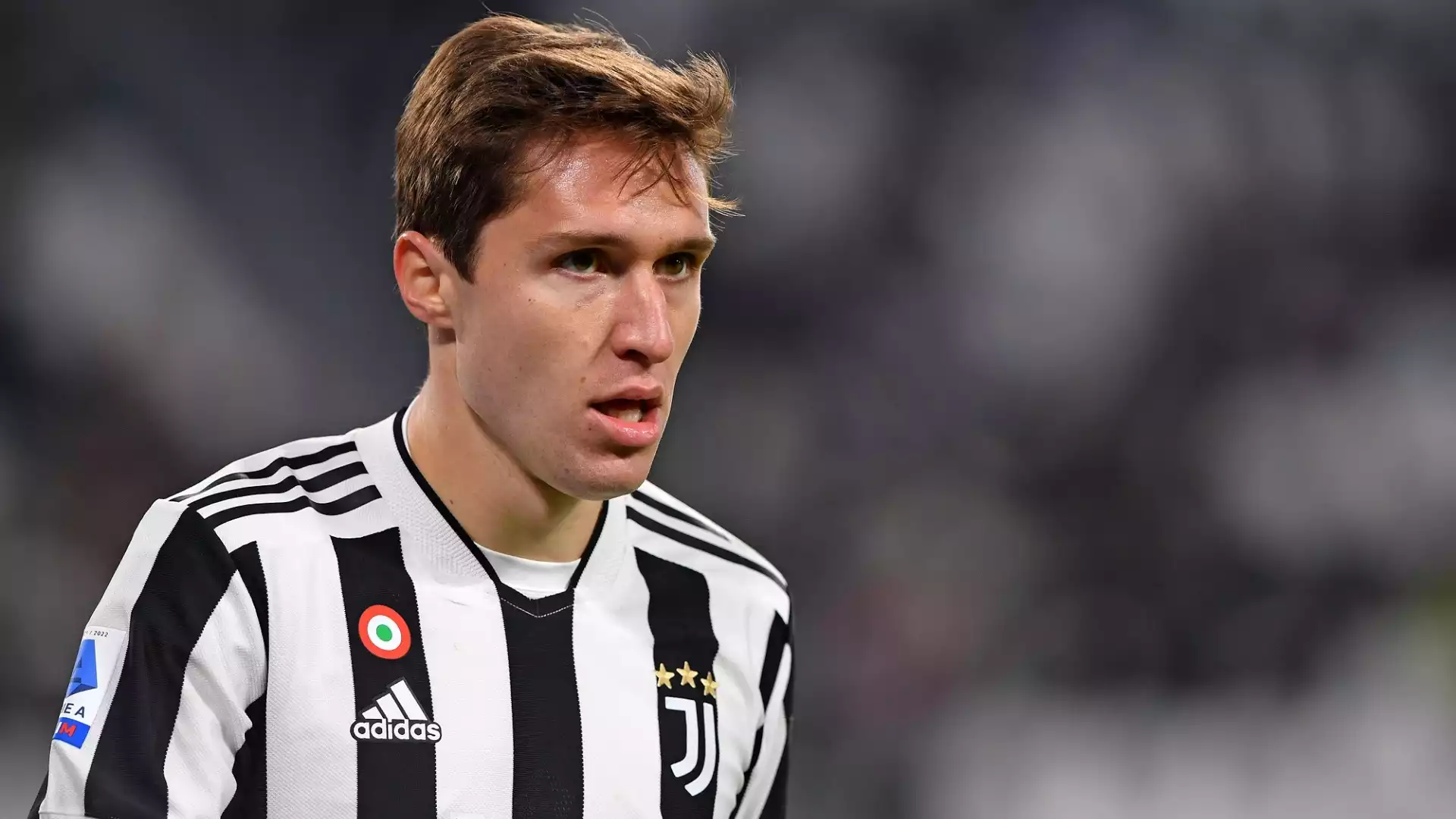 Federico Chiesa più vicino alla Premier League: l'agente è in Inghilterra per raccogliere le offerte da girare alla Juventus. Giuntoli, Manna e Allegri hanno pronta una lista di sostituti in caso di addio del figlio d'arte.