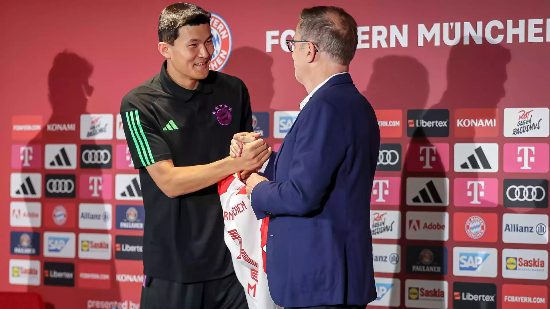 Jan-Christian Dreesen, il ceo del Bayern, gli consegna la maglia biancorossa