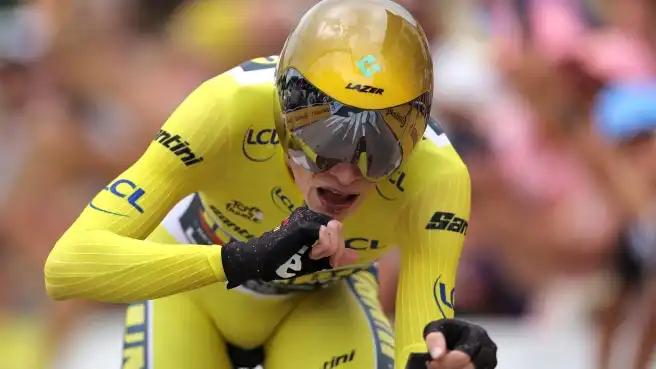 Tour de France, Vingegaard domina la cronometro e vede Parigi. Pogacar in crisi