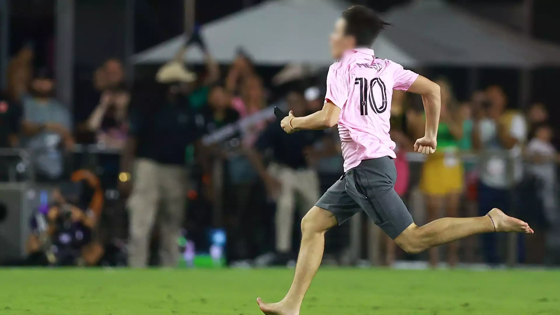 Un giovane tifoso è entrato sul terreno di gioco per scattare un selfie con Messi