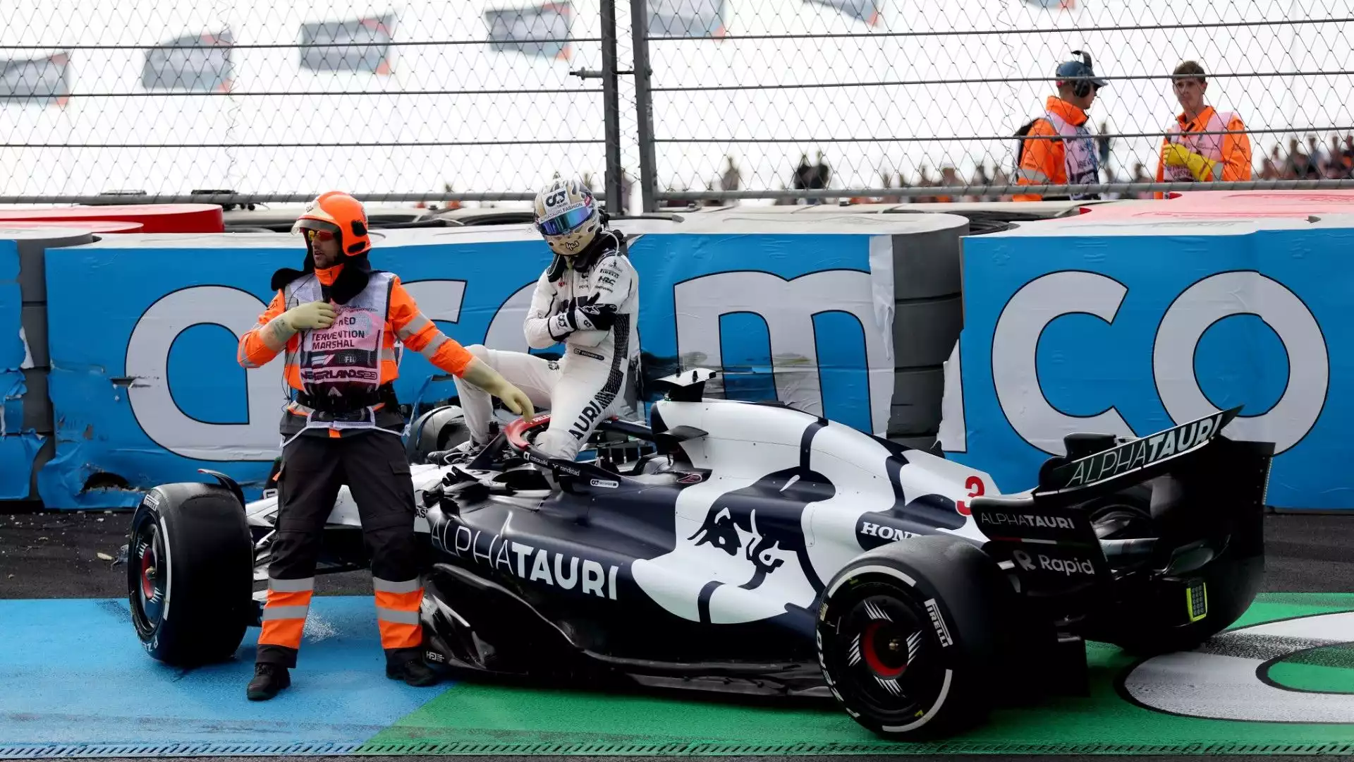 Dopo Piastri, anche Ricciardo è finito contro le barriere