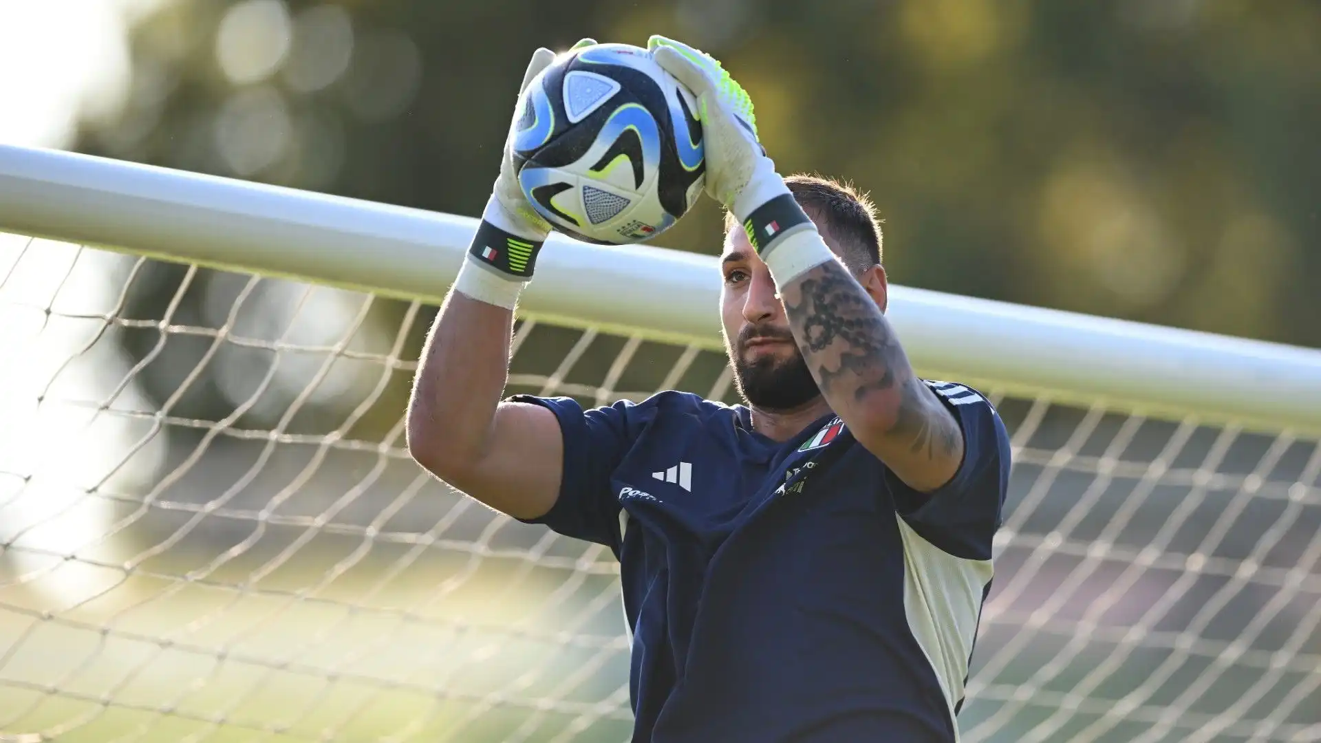 Il calciatore macedone ha calciato sul palo che avrebbe dovuto difendere Donnarumma