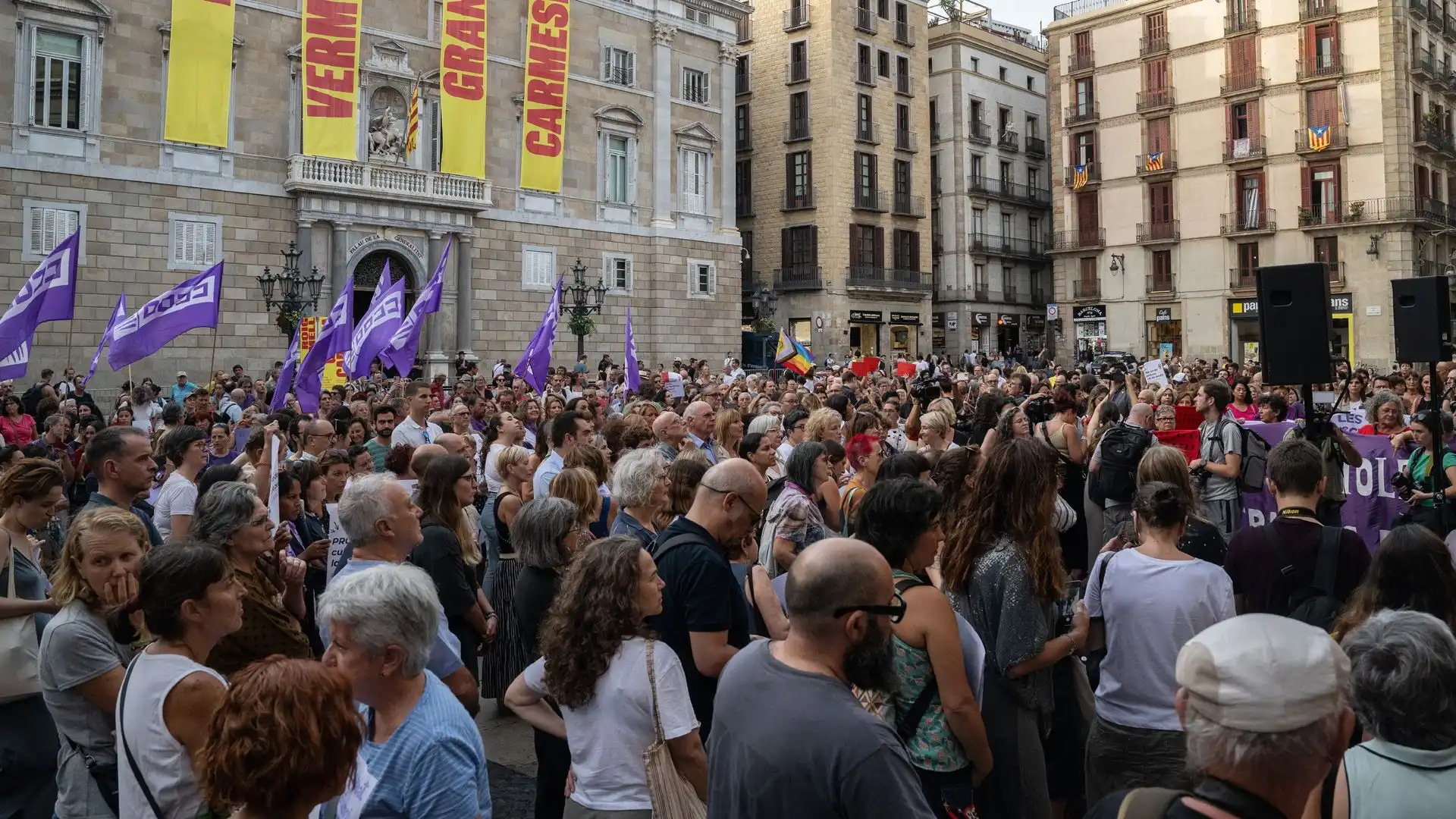 Migliaia di persone sono scese in piazza a Barcellona per chiedere le dimissioni dell'uomo