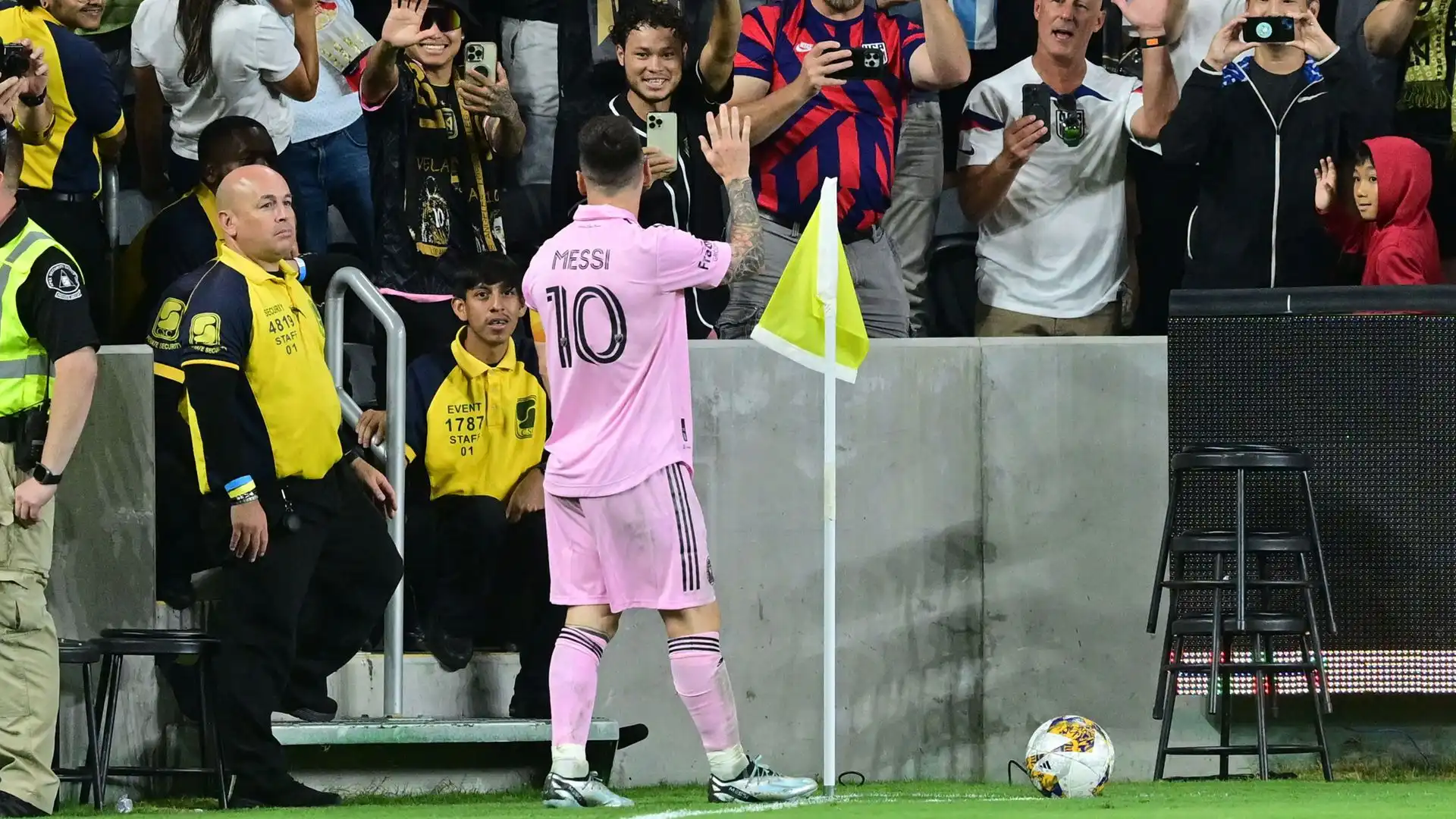 Il numero 10 ha trovato il modo anche di salutare i fans prima di battere un calcio d'angolo