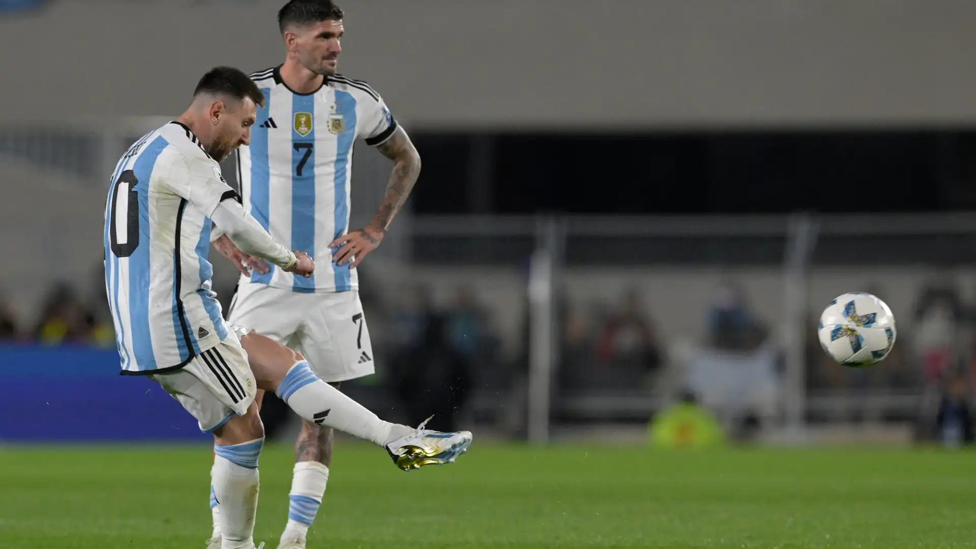 Messi con uno strepitoso gol su punizione ha incantato gli 83mila spettatori accorsi allo Stadio Monumental di Buenos Aires