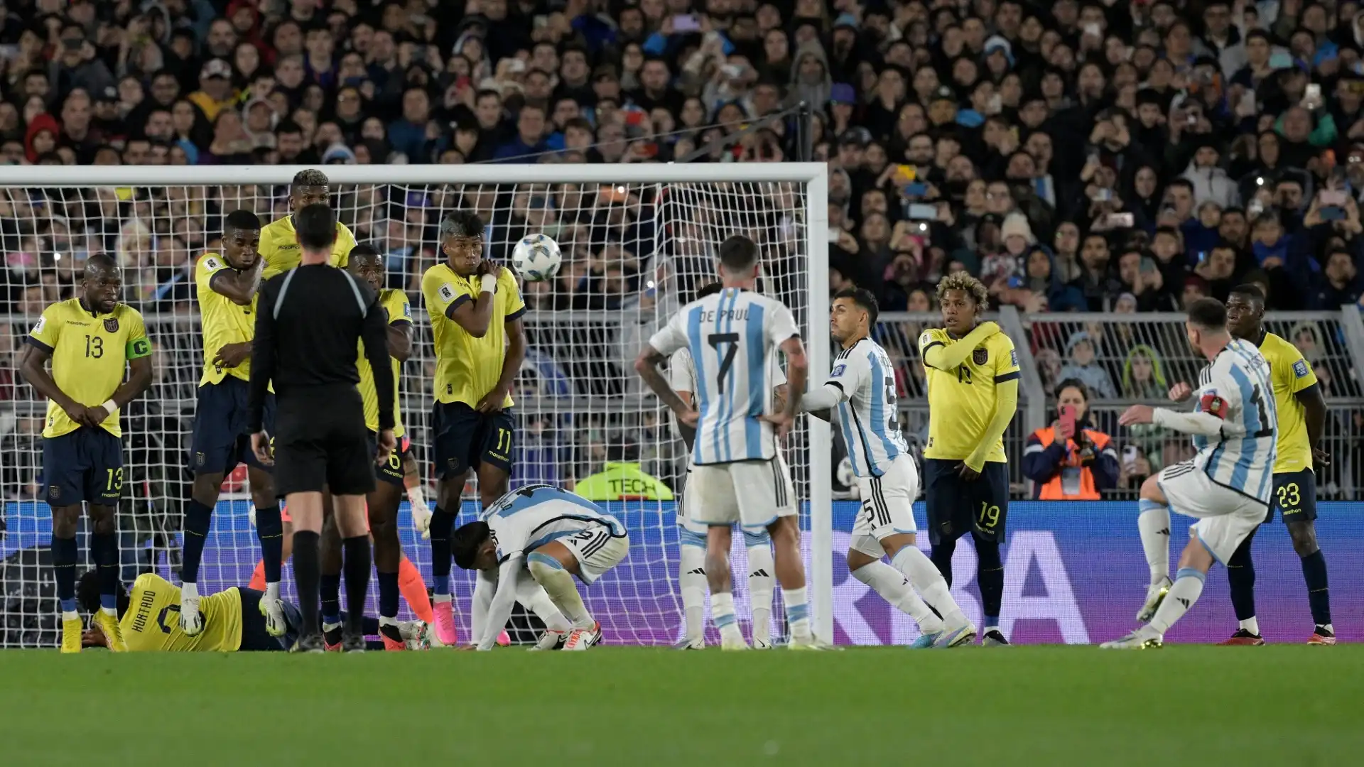 Messi ha calciato una punizione dai 20 metri circa da posizione centrale