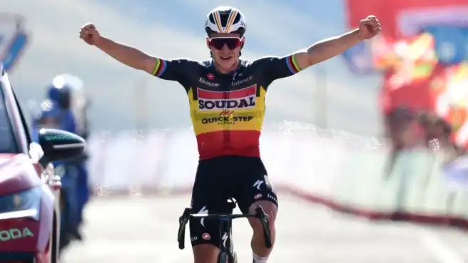 Vuelta 2023, Remco Evenepoel si prende la quattordicesima tappa: Kuss ancora in rosso