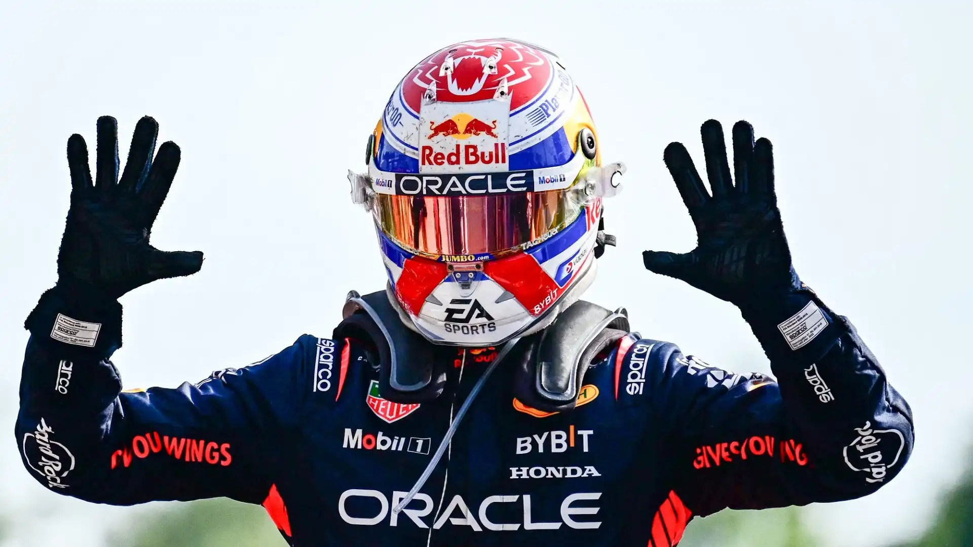 Secondo le indiscrezioni, l'ex pilota della Red Bull ha voluto complimentarsi personalmente con il campione del mondo