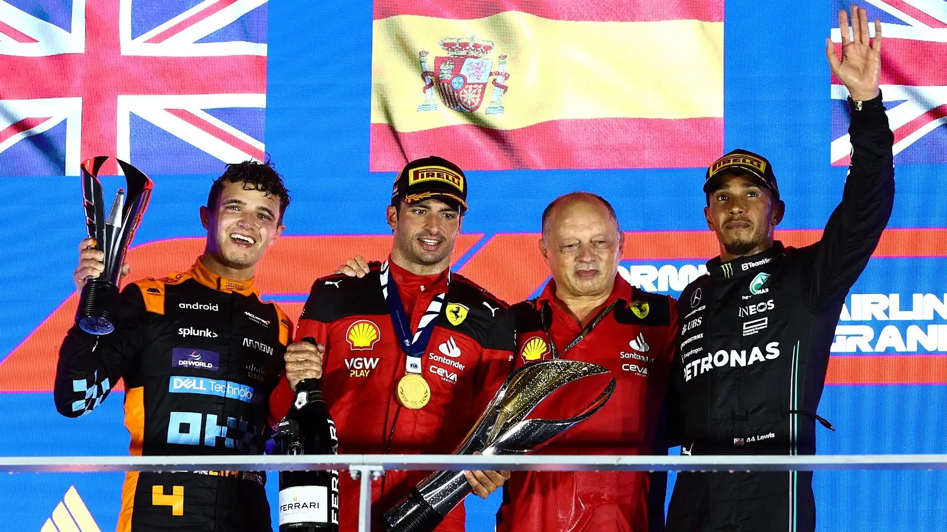 Il podio con Lando Norris, Carlos Sainz, Frédéric Vasseur e Lewis Hamilton