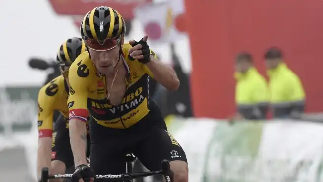 Vuelta: Primoz Roglic conquista l'Angliru, Sepp Kuss sempre leader