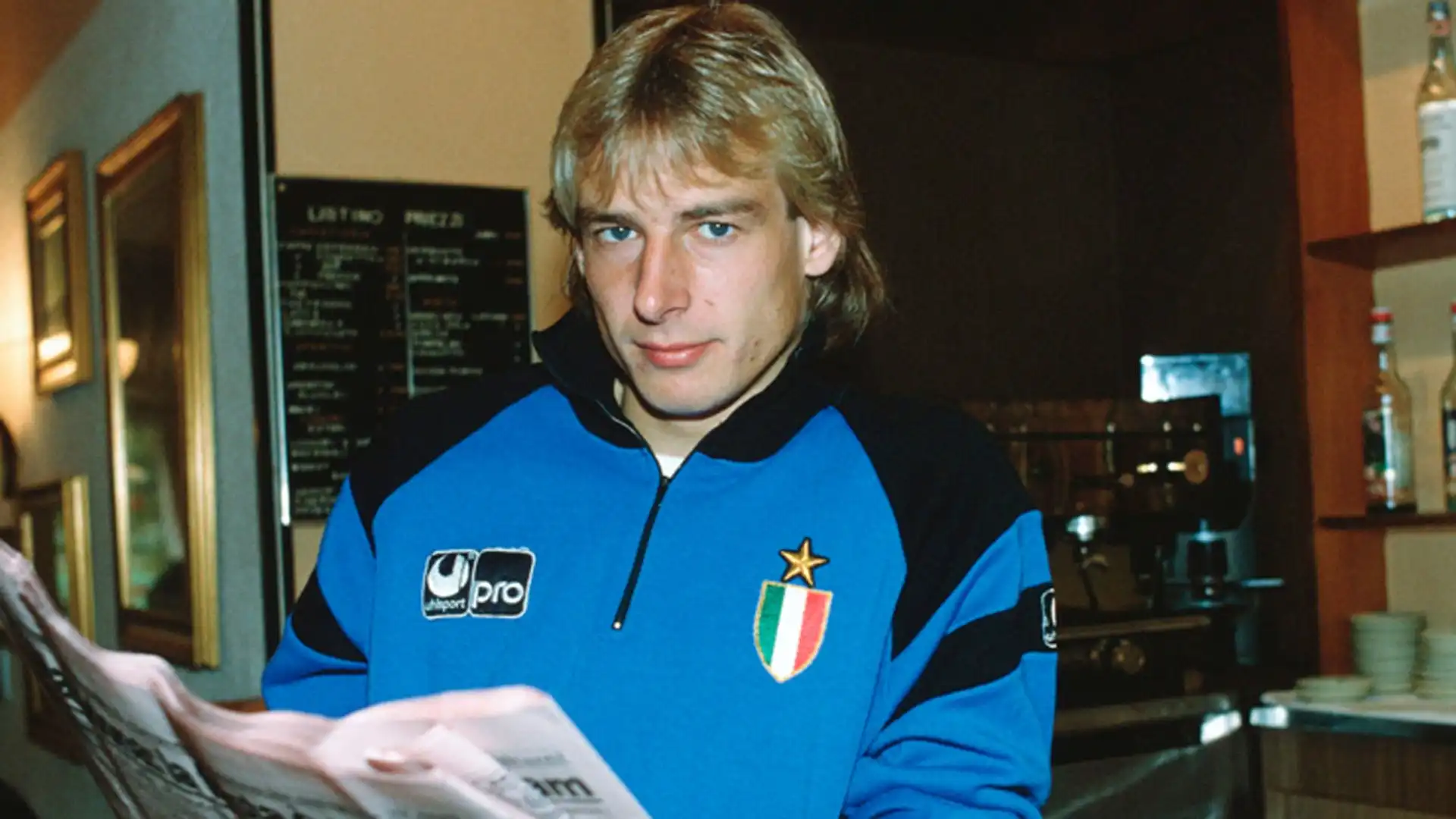 Jürgen Klinsmann si informa con la tuta dell'Inter