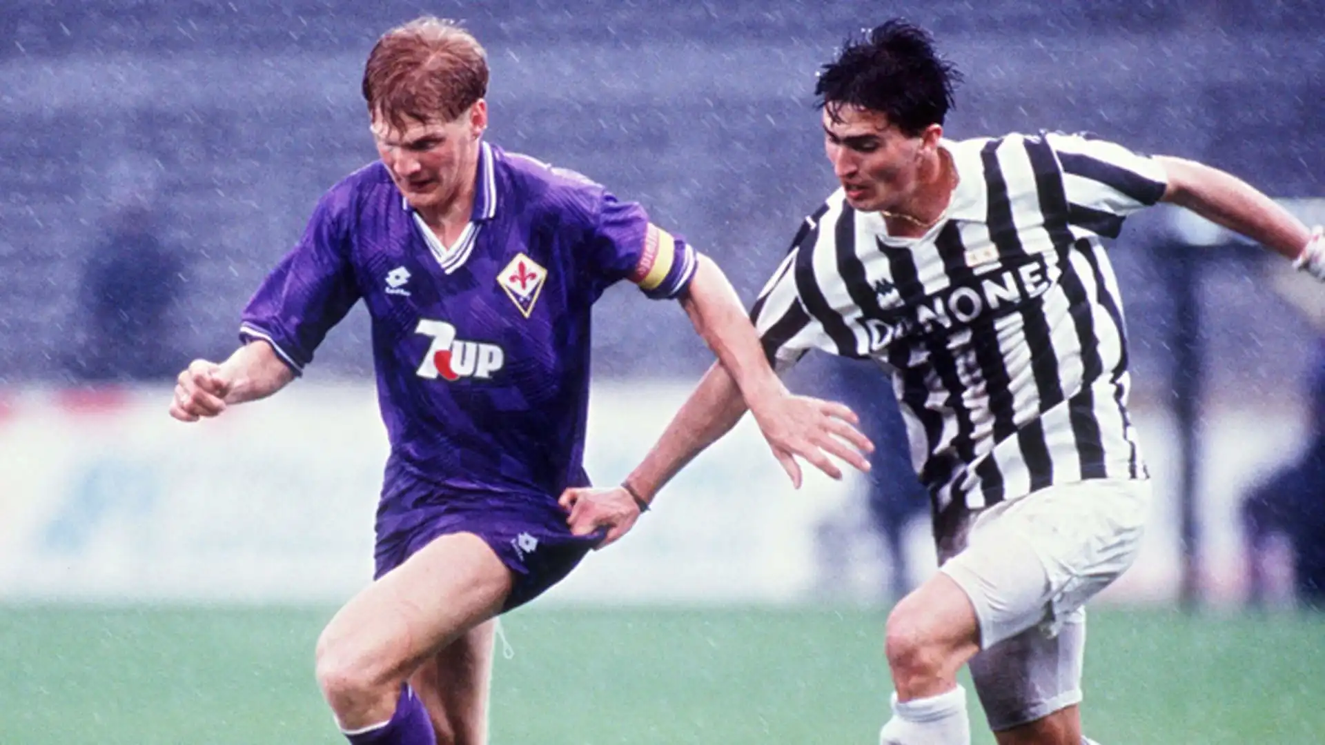 Duello a centrocampo tra Stefan Effenberg della Fiorentina e Dino Baggio della Juventus
