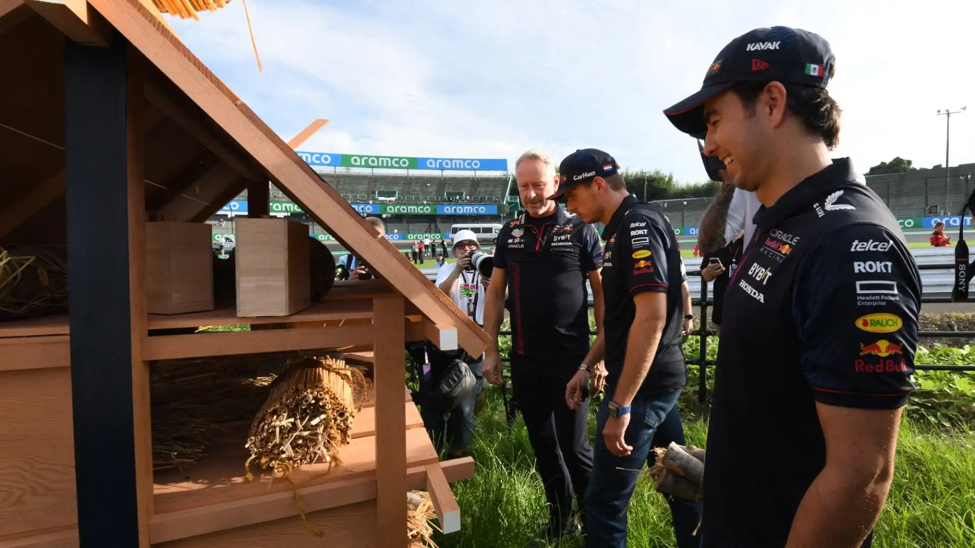 Ecco Verstappen e Perez mentre osservano da vicino le casette delle api