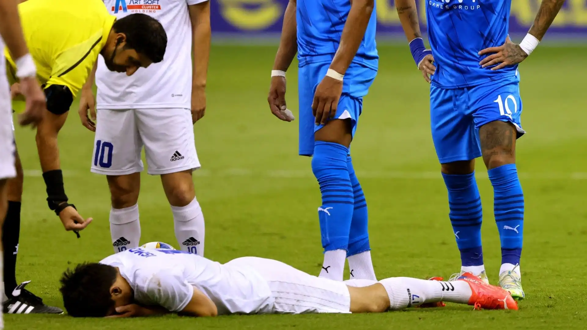 Non contento, una volta a terra Neymar gli ha anche calciato il pallone addosso