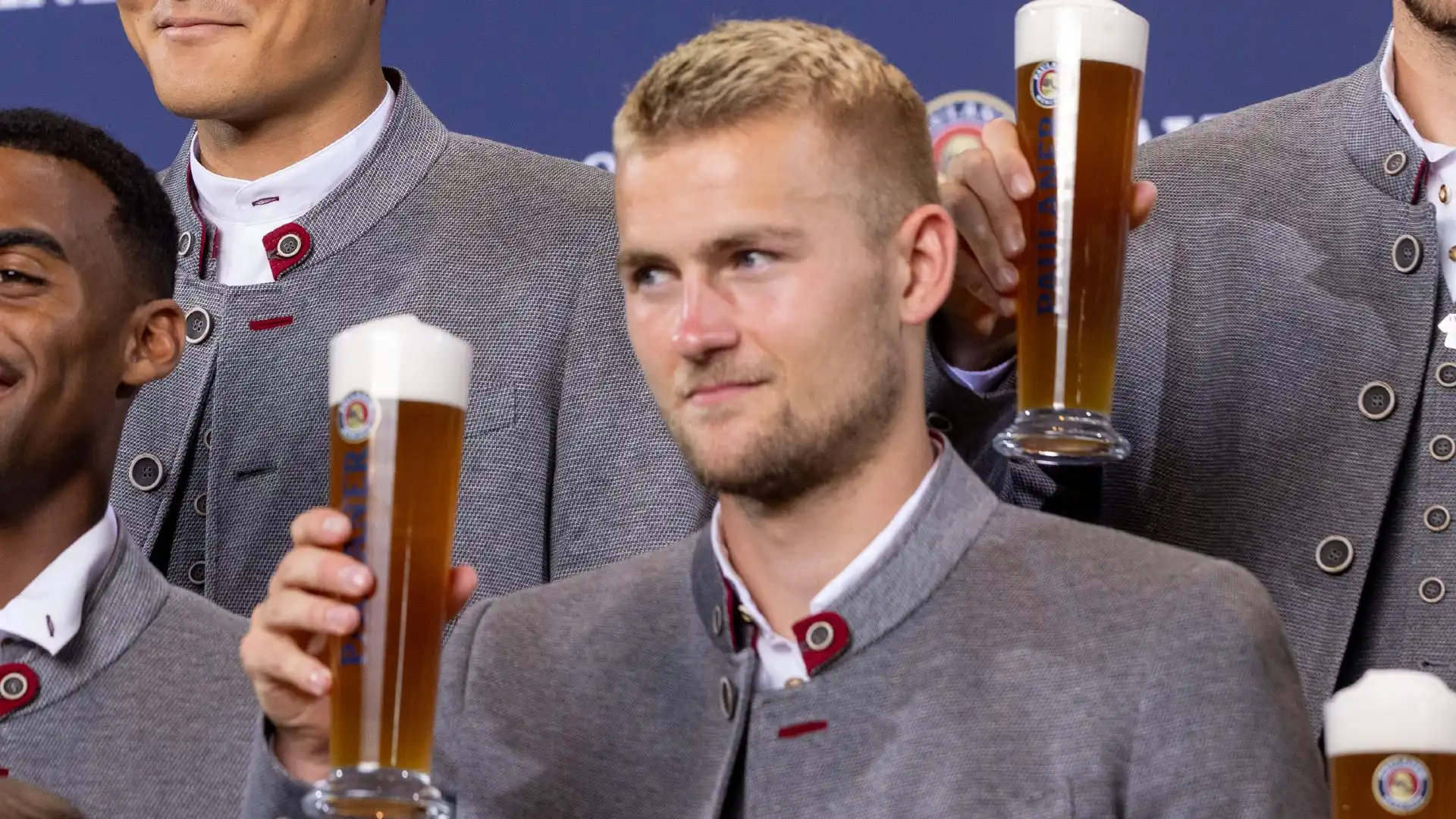 I calciatori del Bayern hanno posato davanti all'obiettivo con le birre in mano