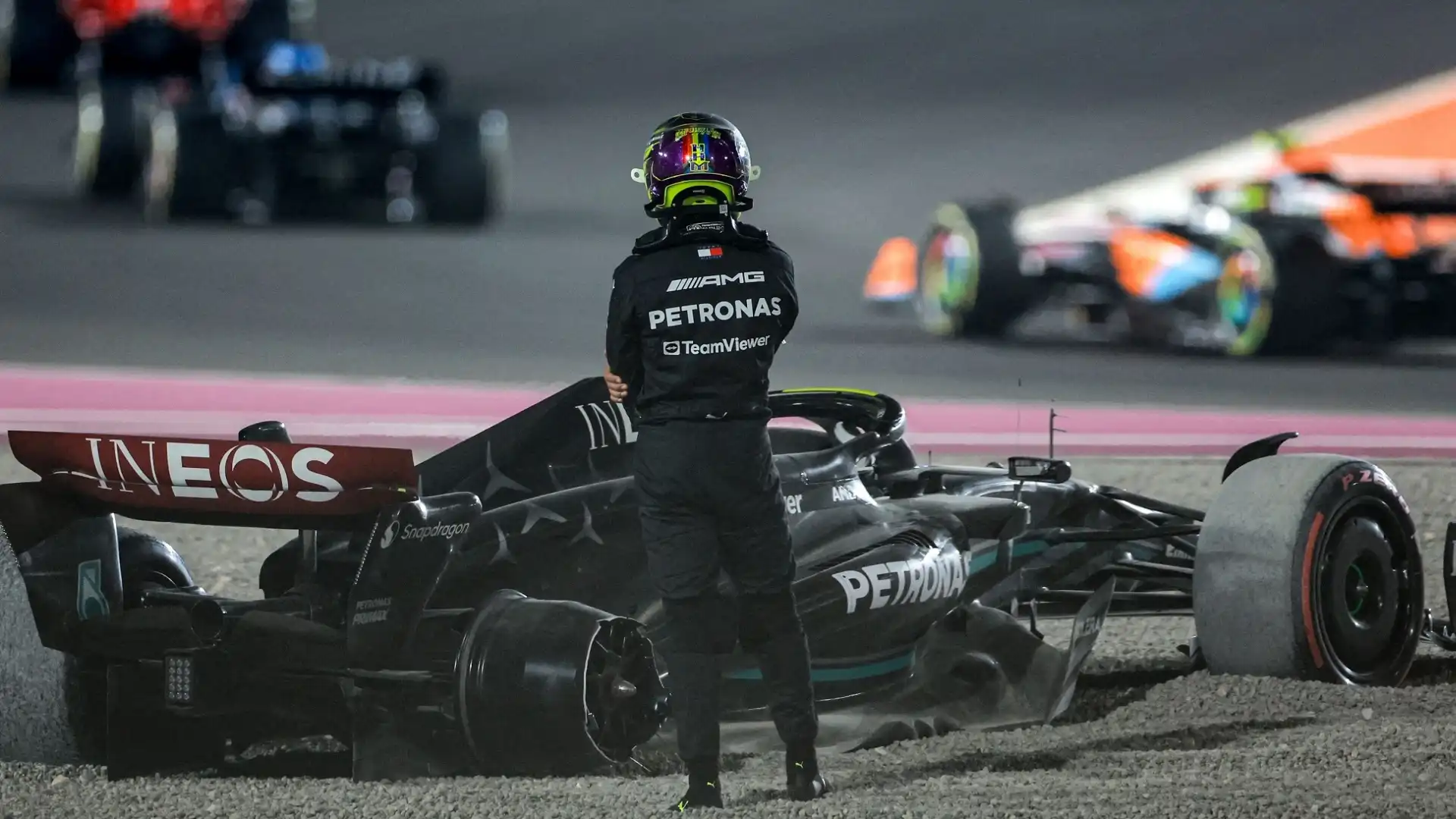 Disastro Mercedes, Lewis Hamilton subito fuori nel Gp del Qatar