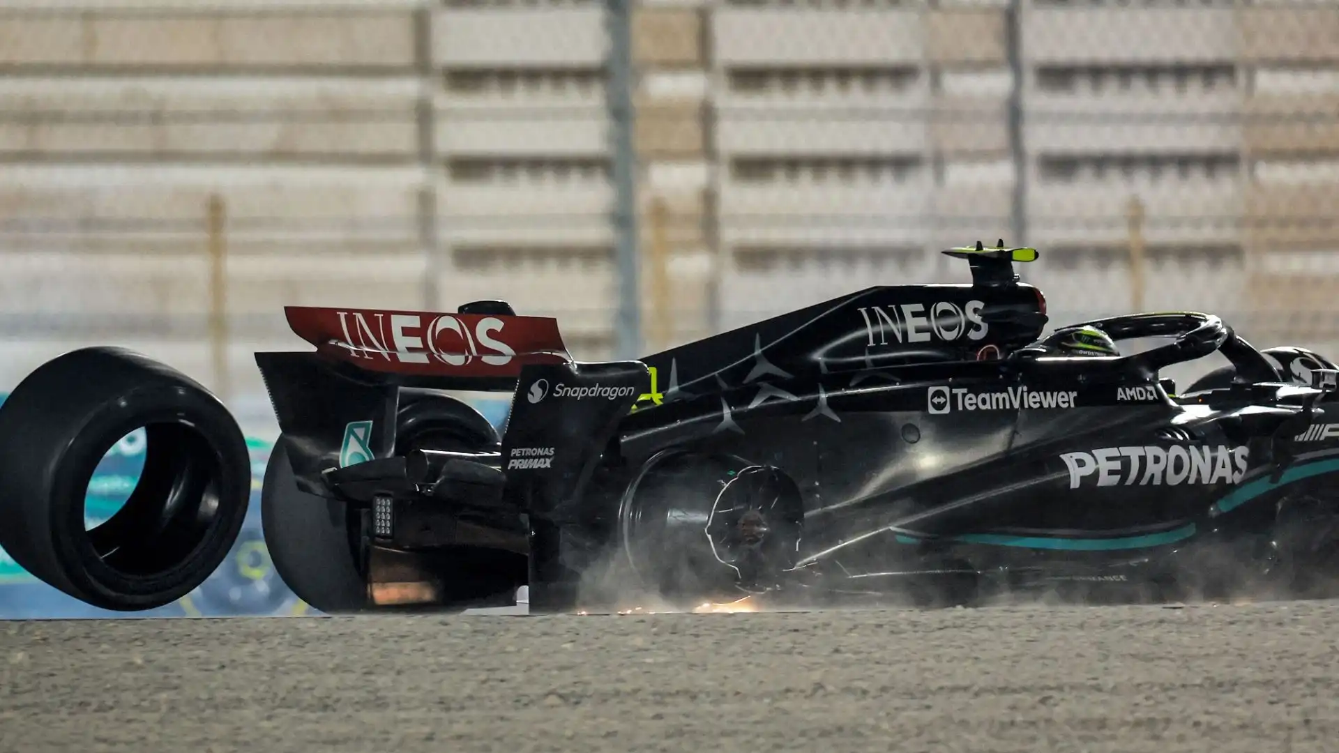 E' finito subito nella ghiaia il Gran Premio del Qatar di Lewis Hamilton