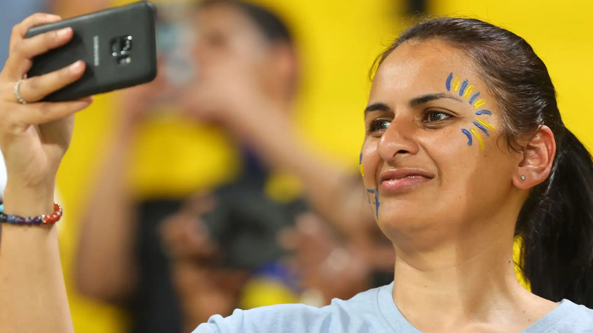 Una tifosa dell'Al Nassr si fa un selfie