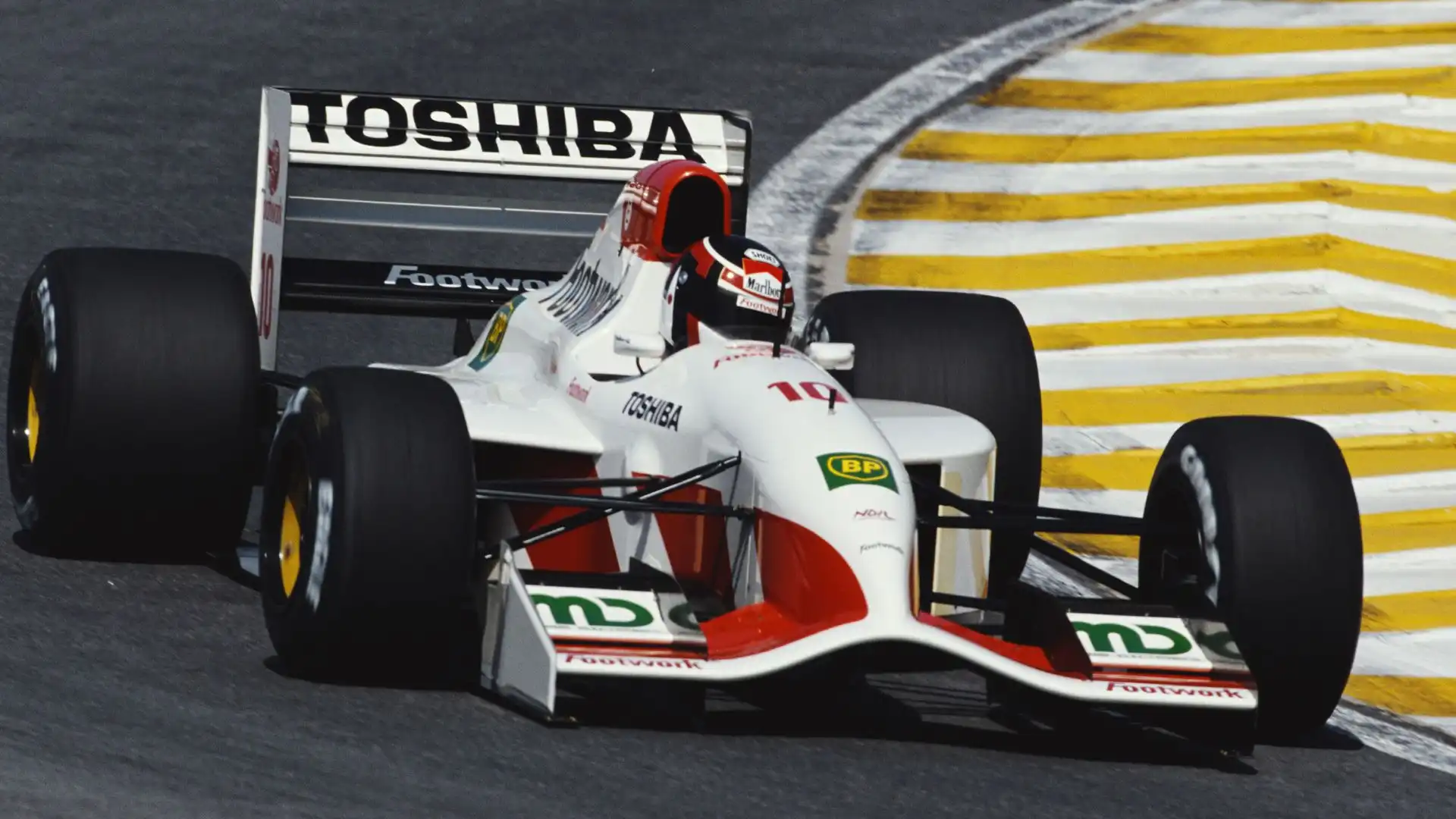 Aguri Suzuki ha corso per svariate scuderie, arrivando terzo in Giappone nel 1990 su Larrousse