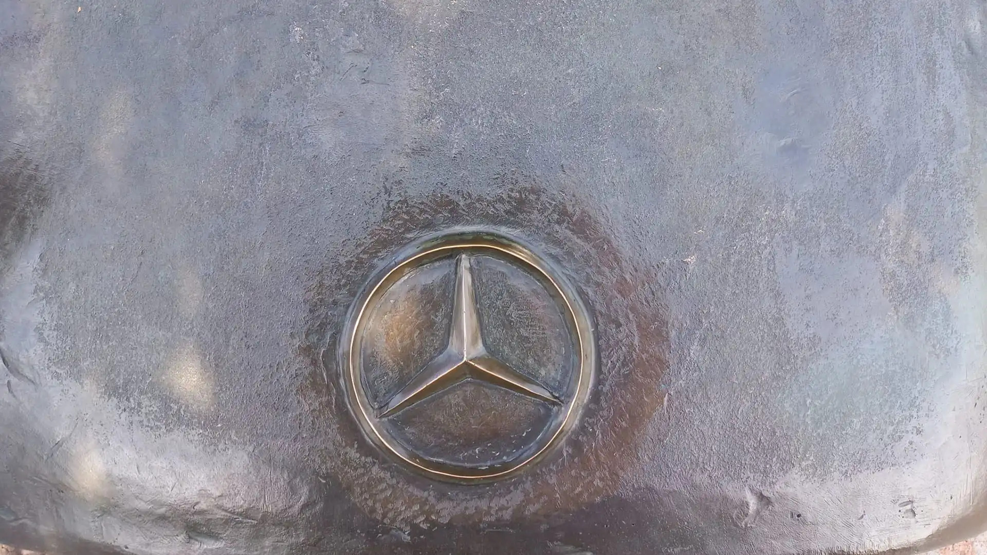 Fangio è accanto a una Mercedes-Benz "W 196" stilizzata