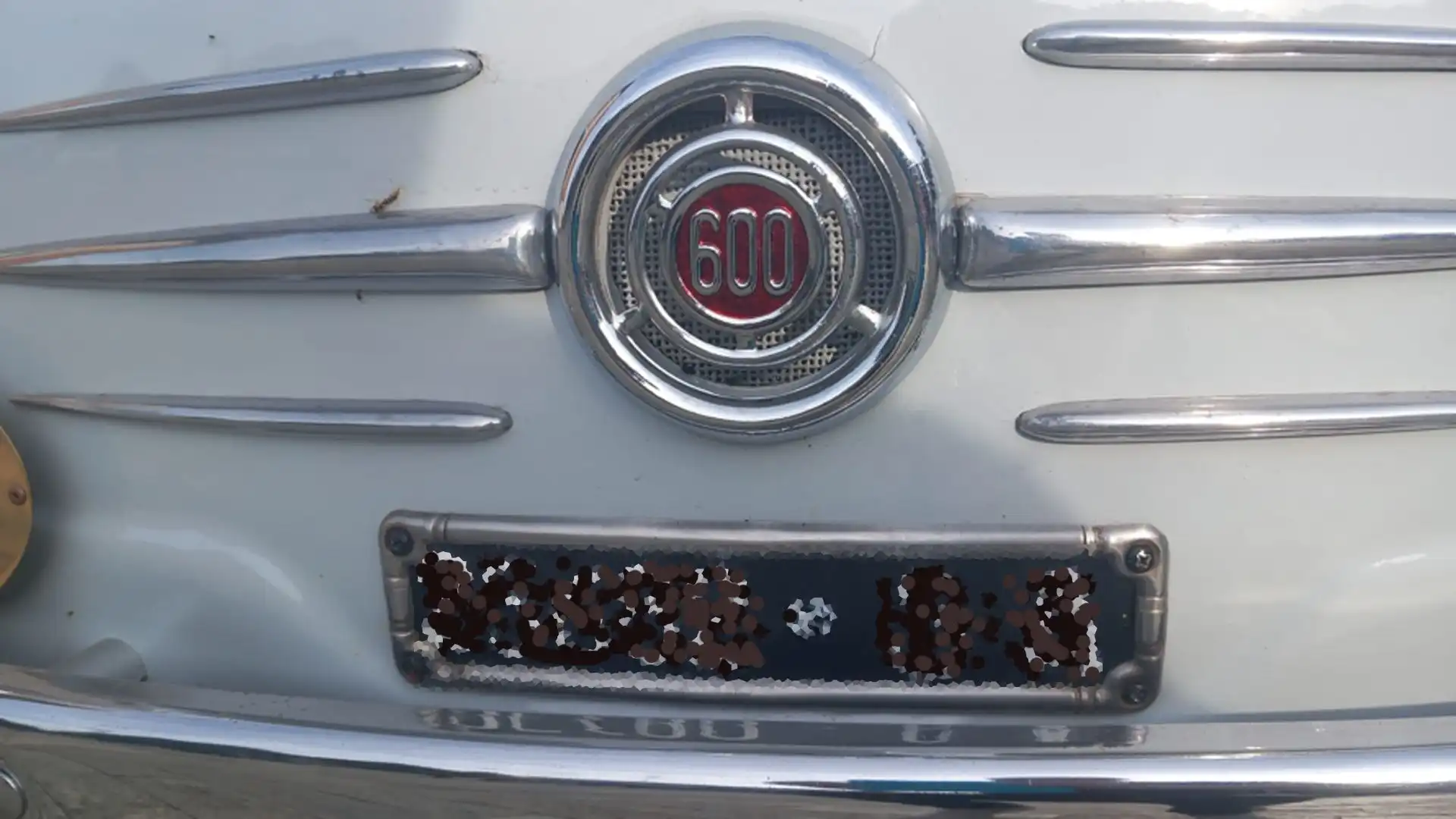 Il simbolo della Fiat era posizionato sulla parte anteriore dell'auto