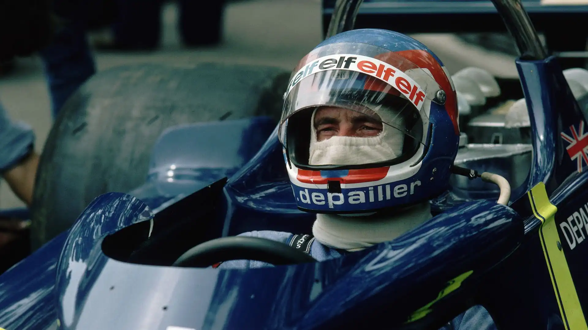 Patrick Depailler si concentra a pochi minuti dal via della gara di Brands Hatch, nel 1976