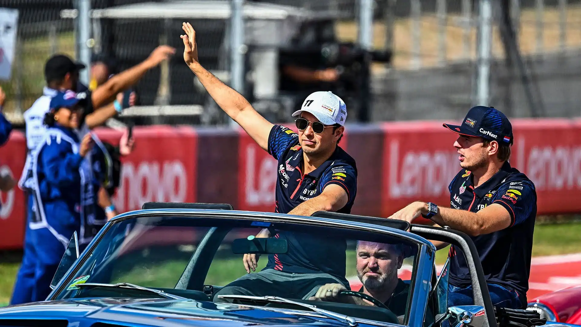 Il campione del mondo Max Verstappen sfila con Sergio Perez