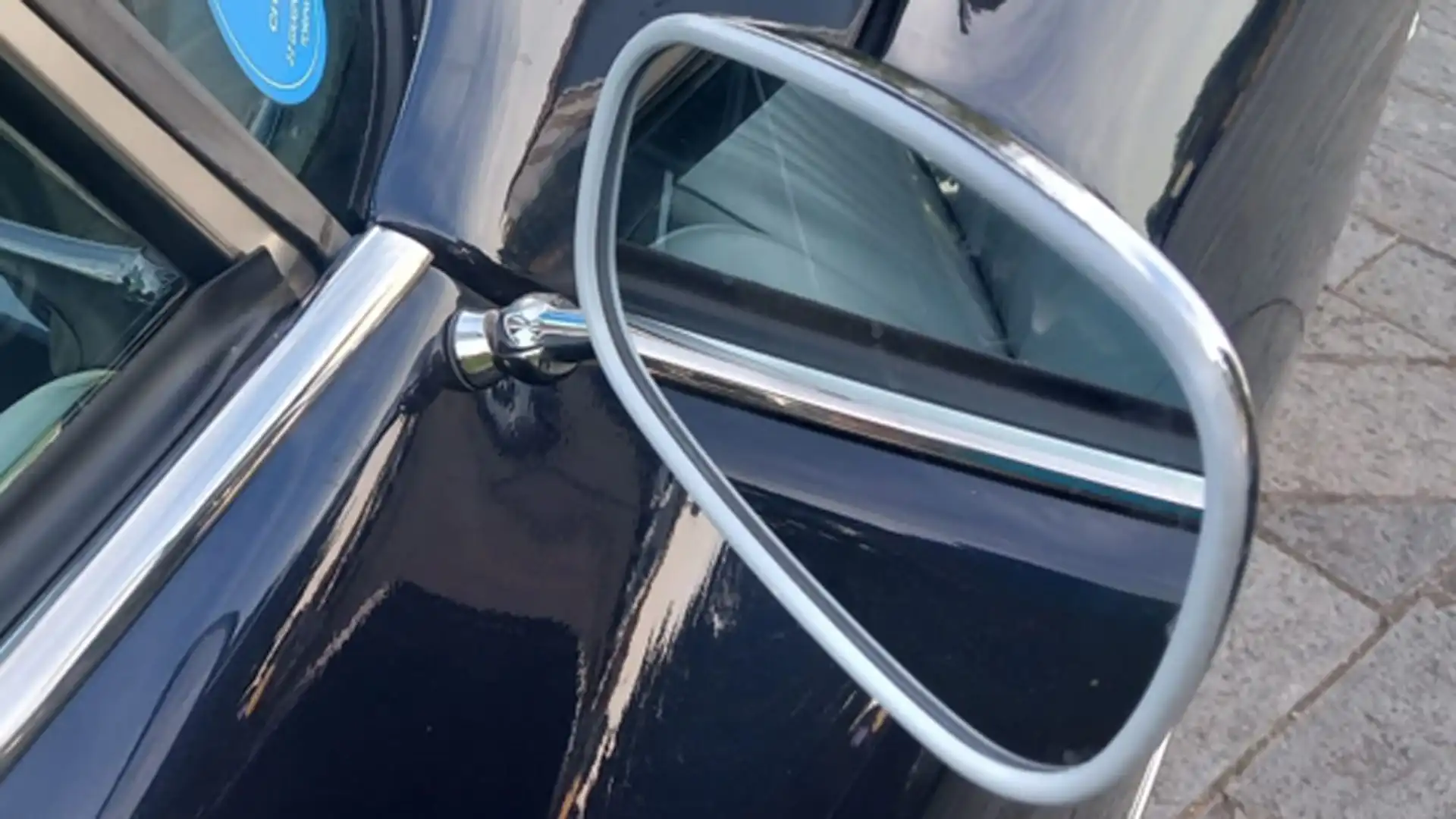 Un dettaglio dello specchietto retrovisore