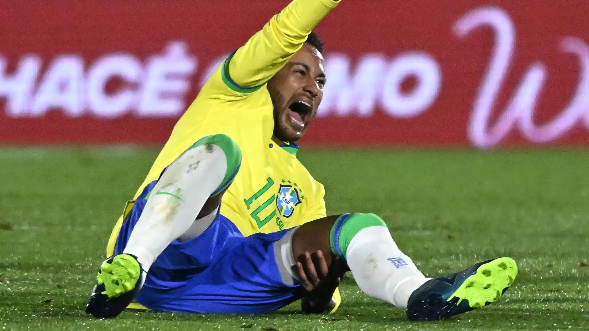 Neymar in lacrime: allarme ginocchio. Foto