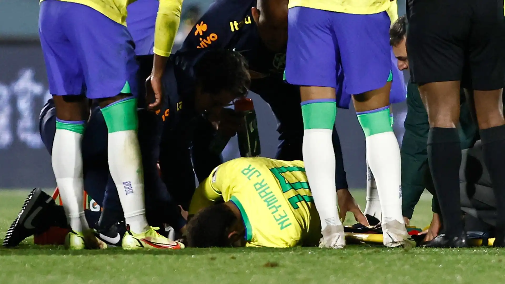 Neymar si è infortunato al ginocchio durante la sfida contro l'Uruguay