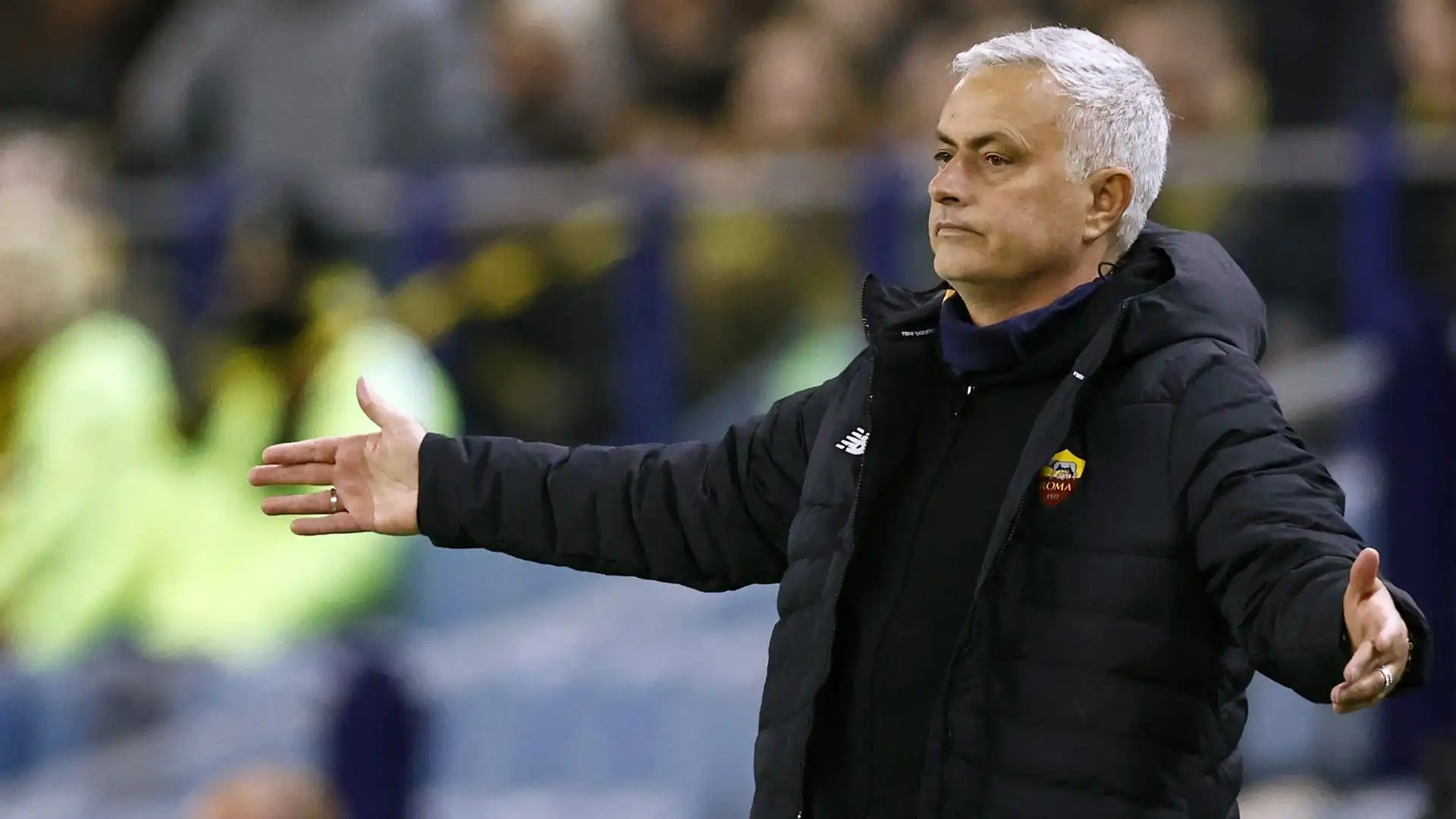 Dopo la sconfitta contro il Genoa diversi tifosi romanisti hanno chiesto l'esonero di Mourinho