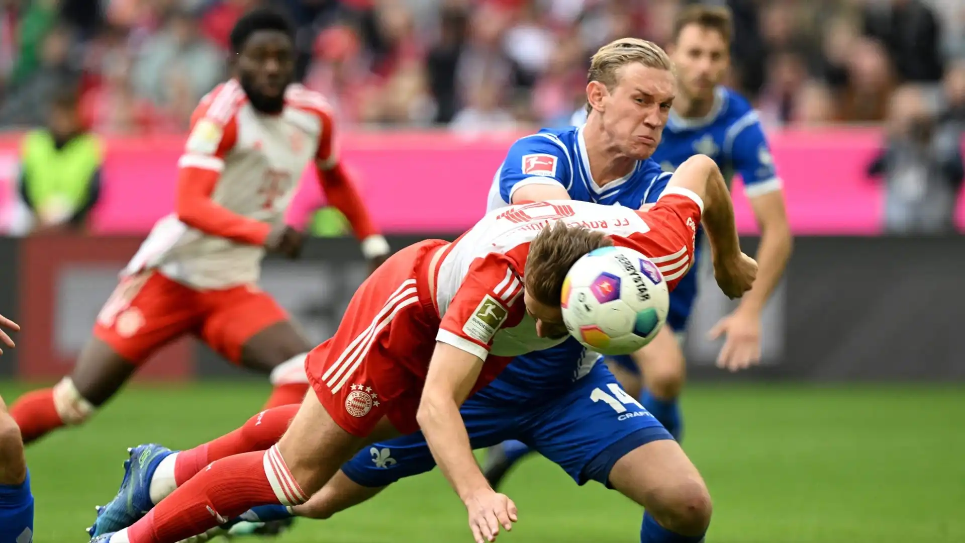 Il primo tempo finisce senza gol ma con tre espulsi: Kimmich nel Bayern, Gjasula e Maglica per il Darmstadt