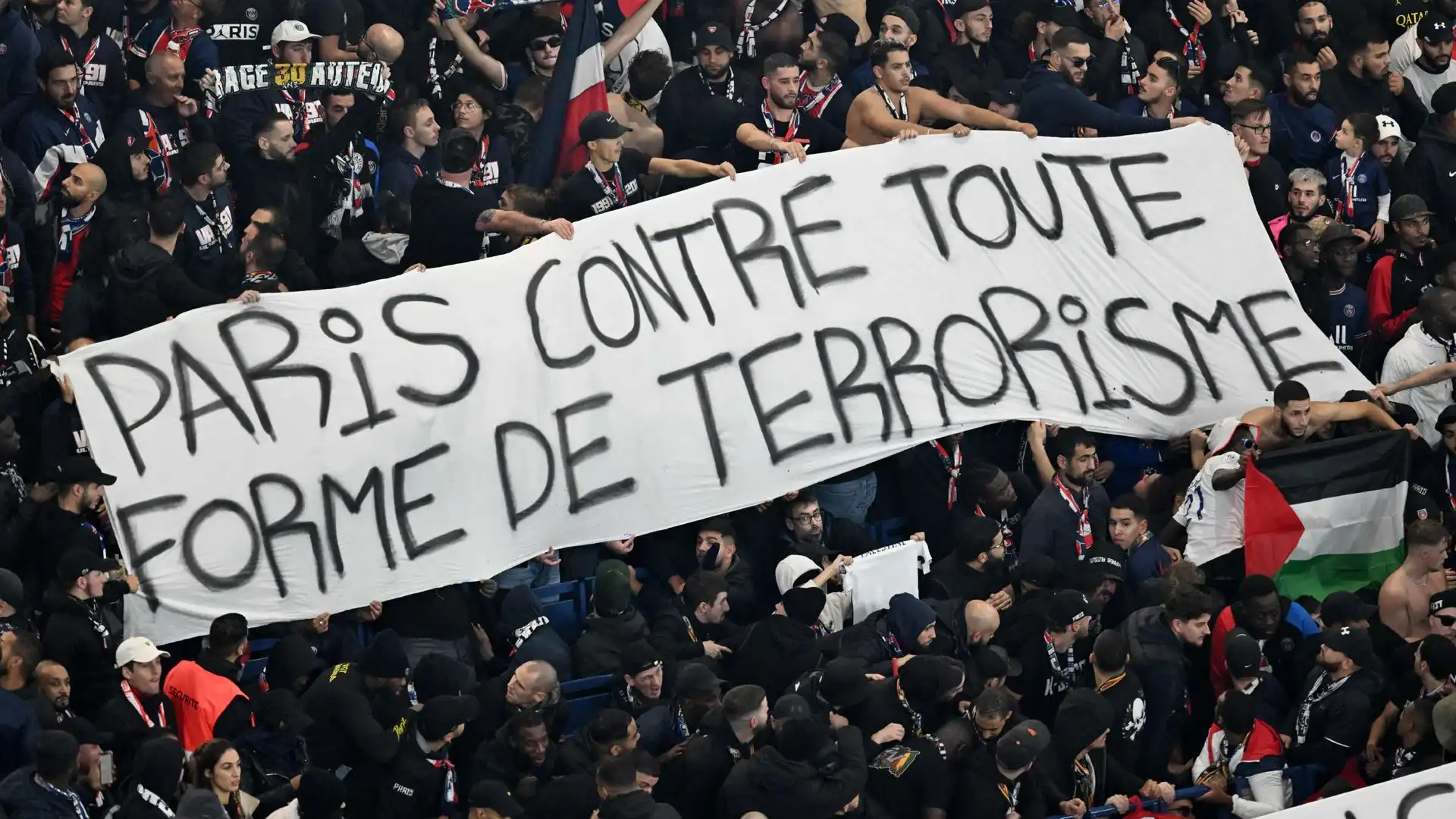 I tifosi di casa hanno manifestato contro ogni forma di terrorismo