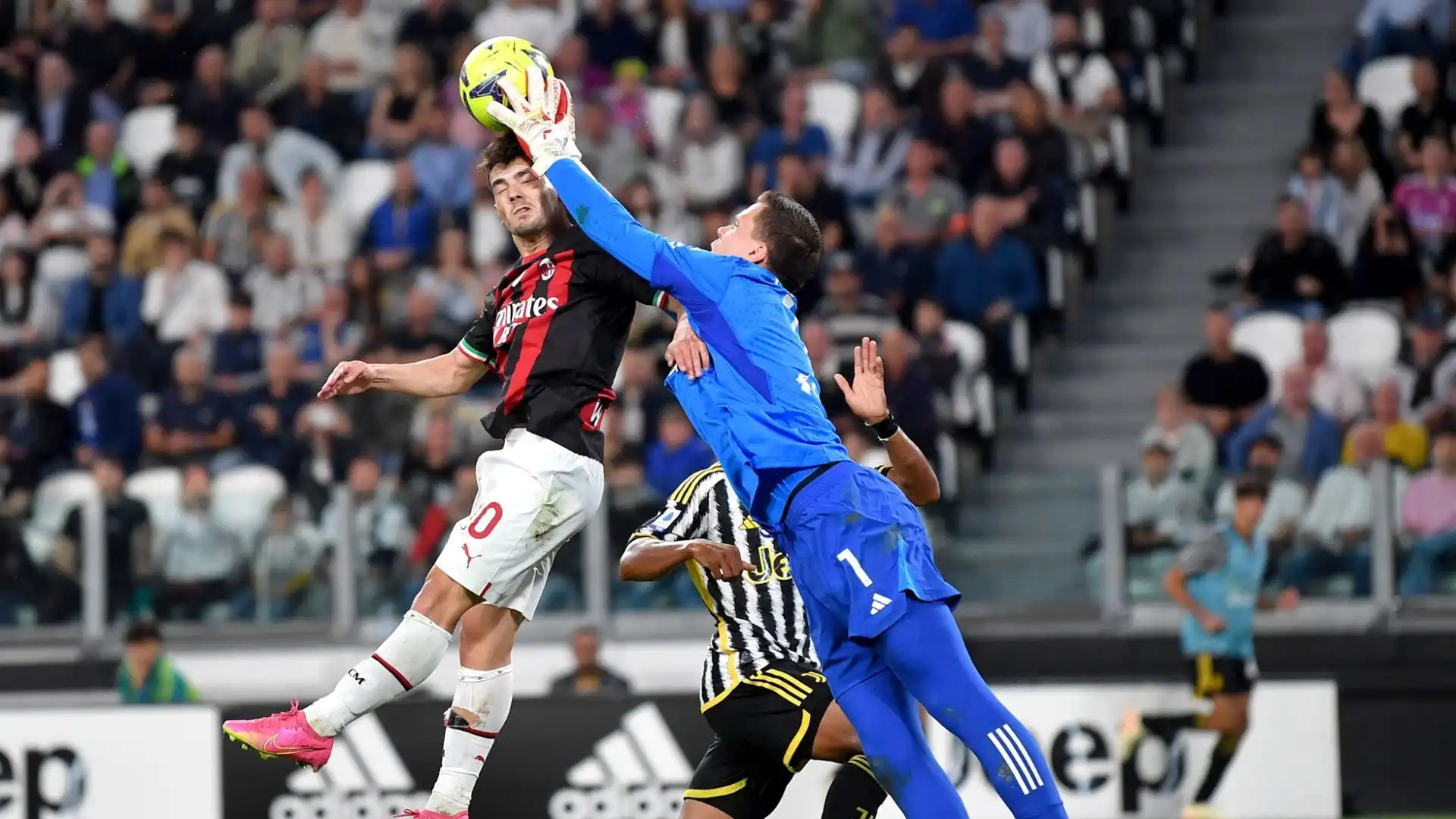 "È stata una scelta della società, non la condivido ma la accetto" ha amaramente dichiarato Szczesny