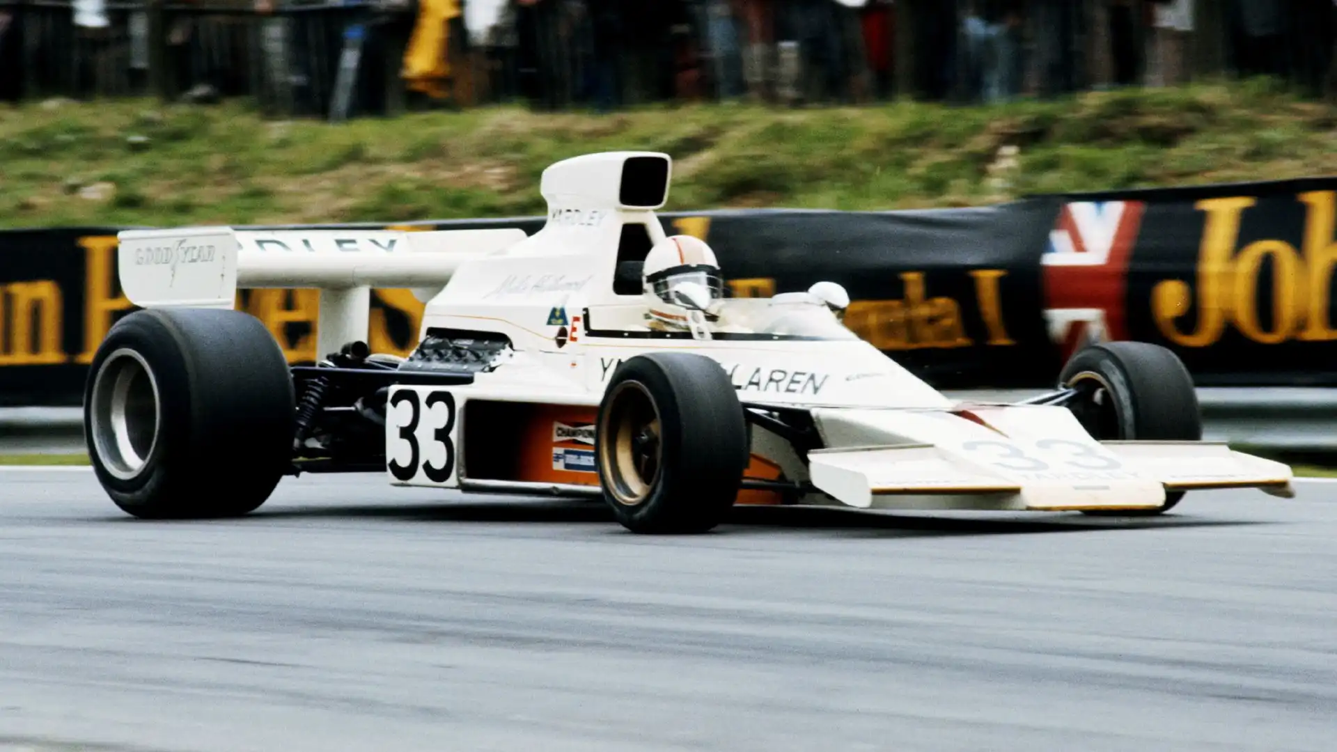 Qui Peter Revson è in azione con la McLaren M 23 a Silverstone nel 1973