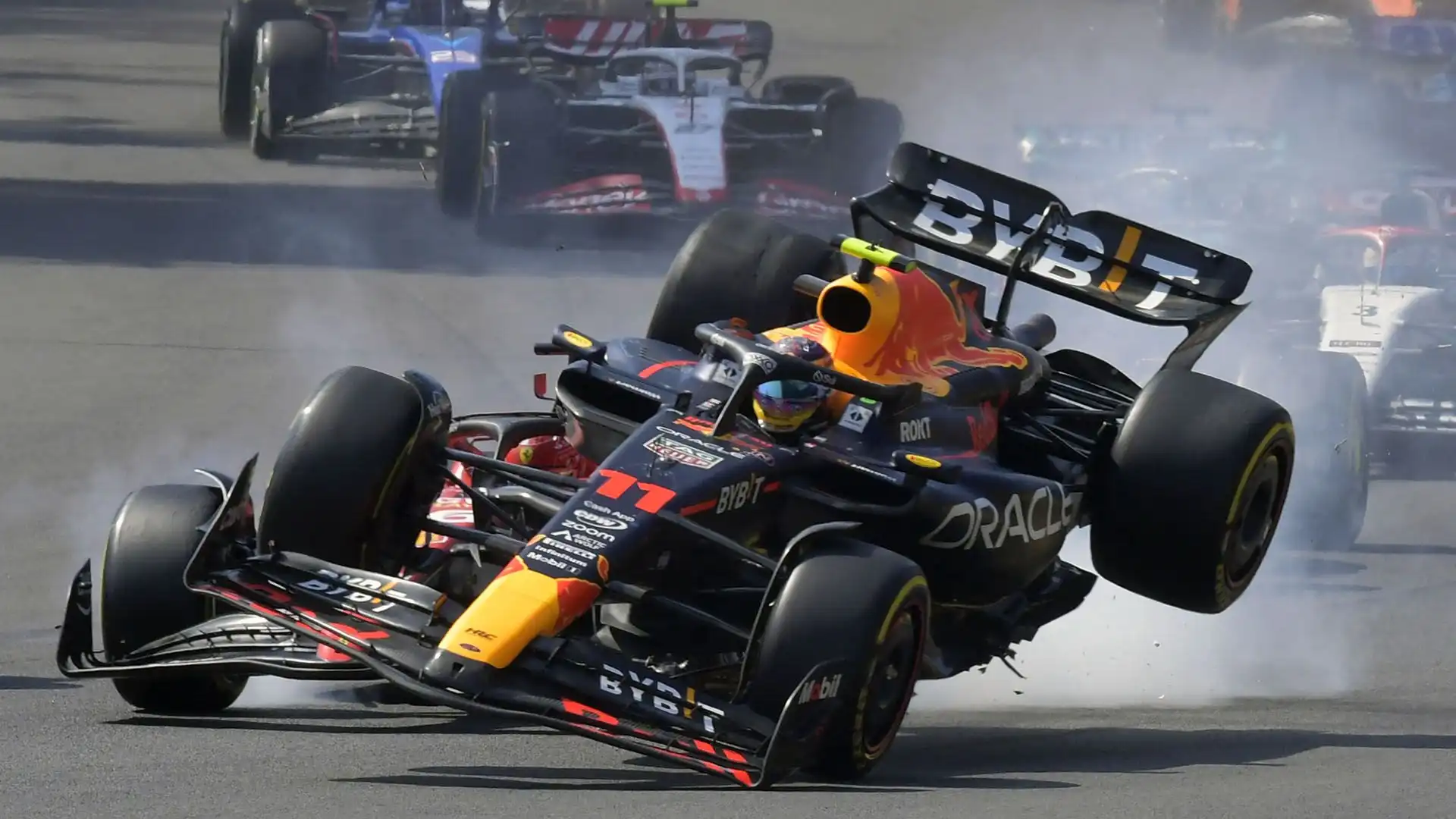 Il pilota della Red Bull Sergio Perez è decollato al via del Gp del Messico